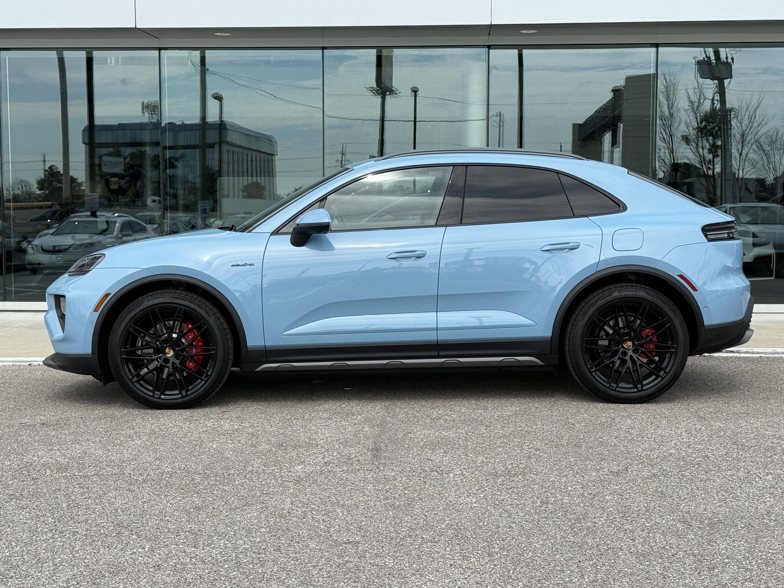 2025 Porsche Macan Electric photo 2