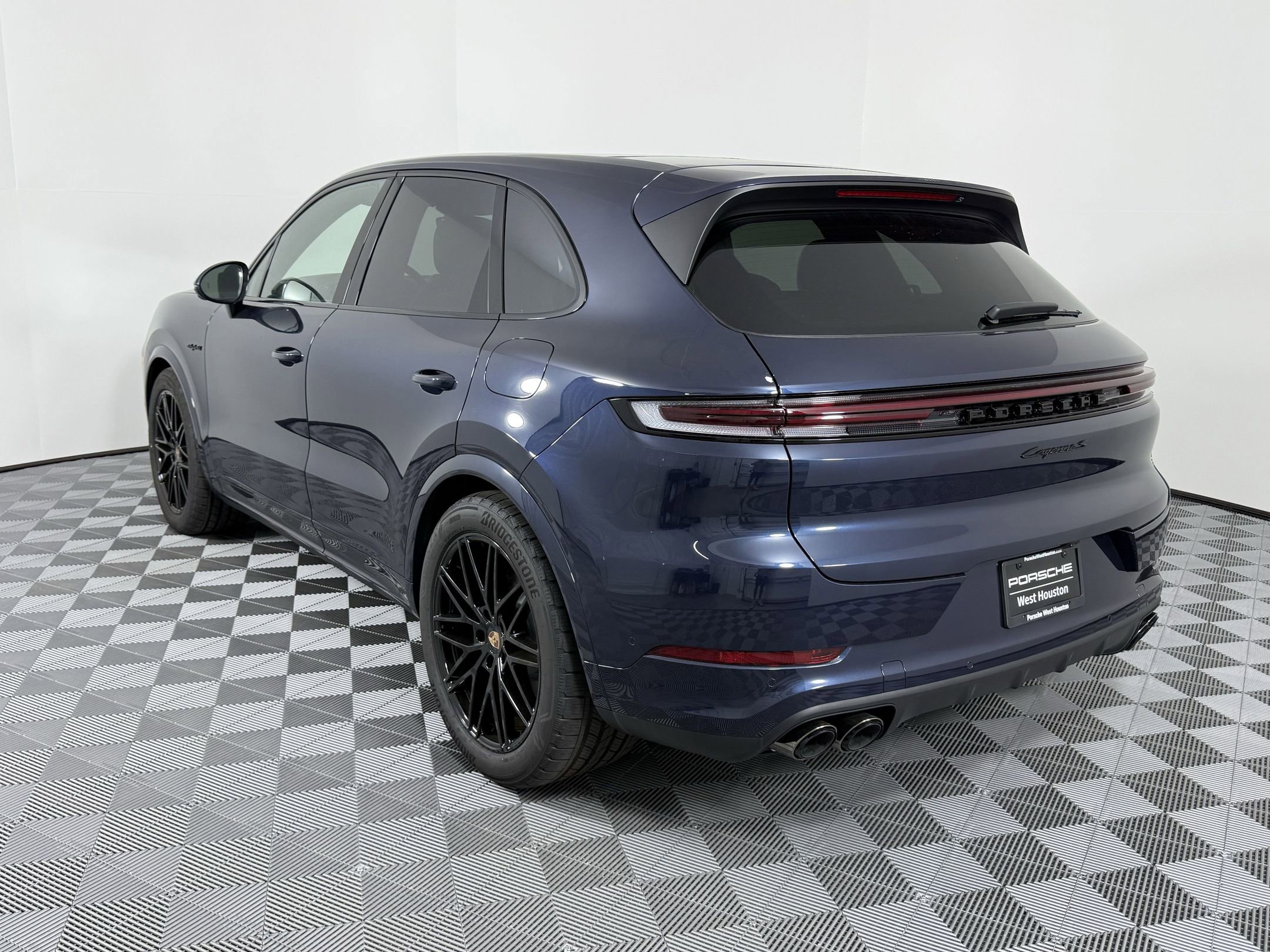 2025 Porsche Cayenne S E-Hybrid photo 3