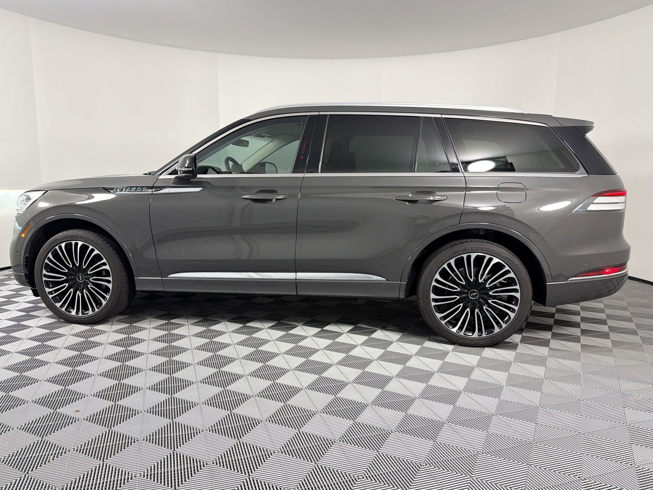 Aviator Black Label SUV