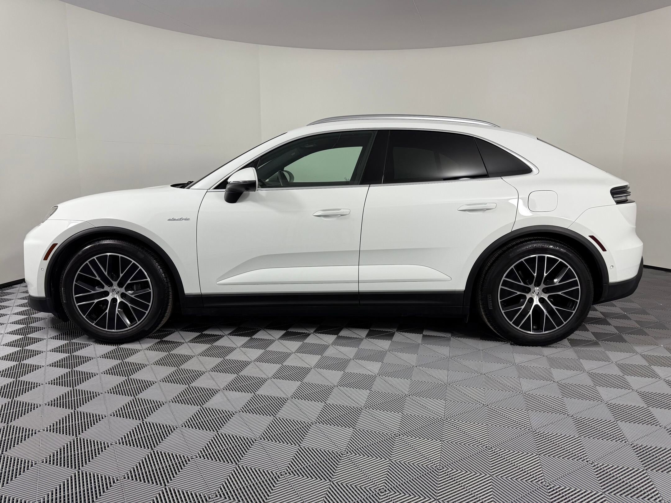2025 Porsche Macan Electric photo 2