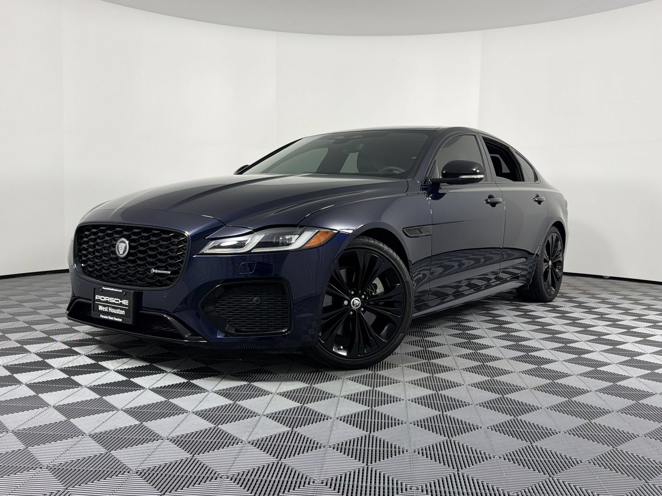 XF R-Dynamic SE Sedan