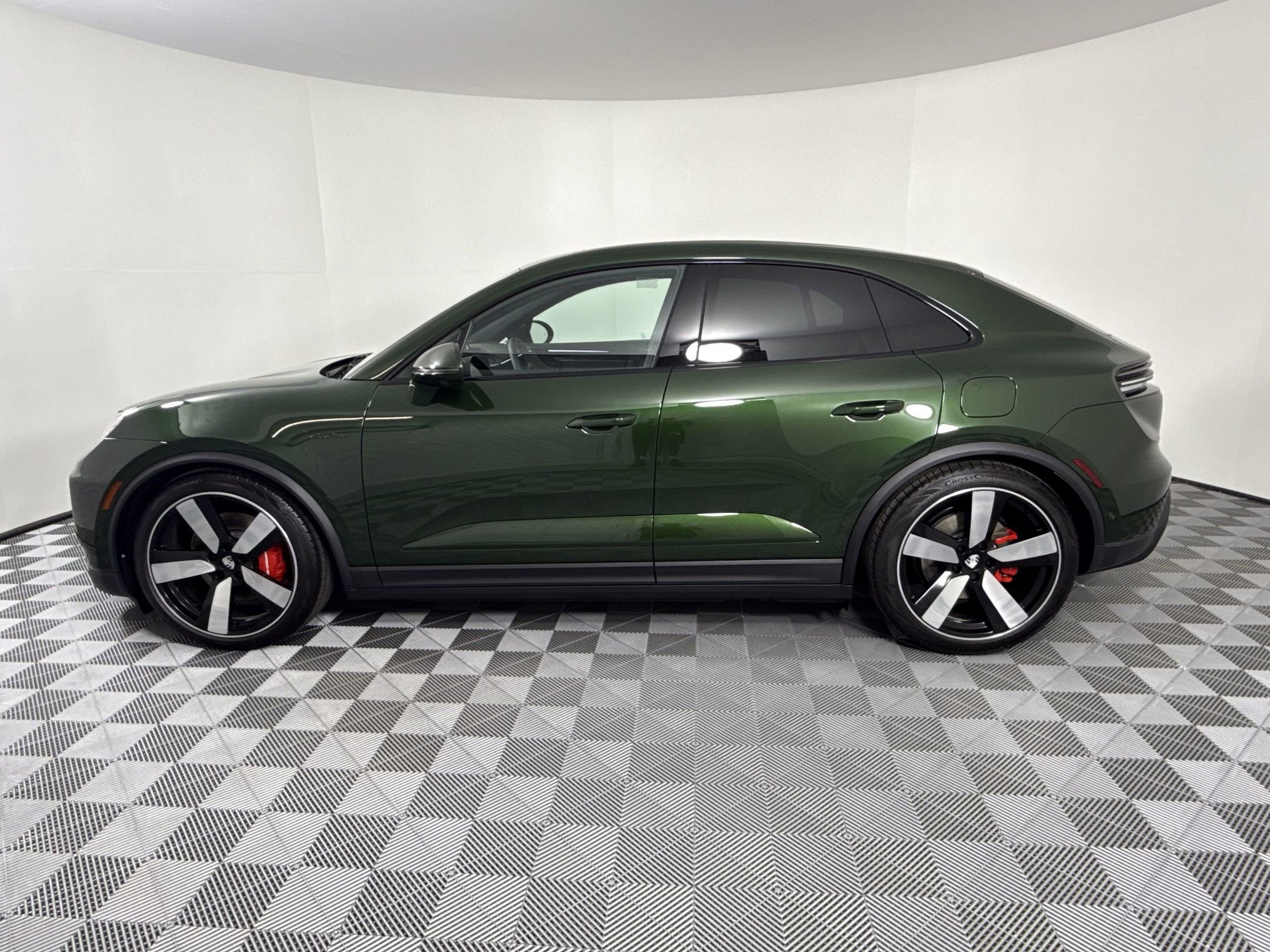 2025 Porsche Macan Electric photo 2