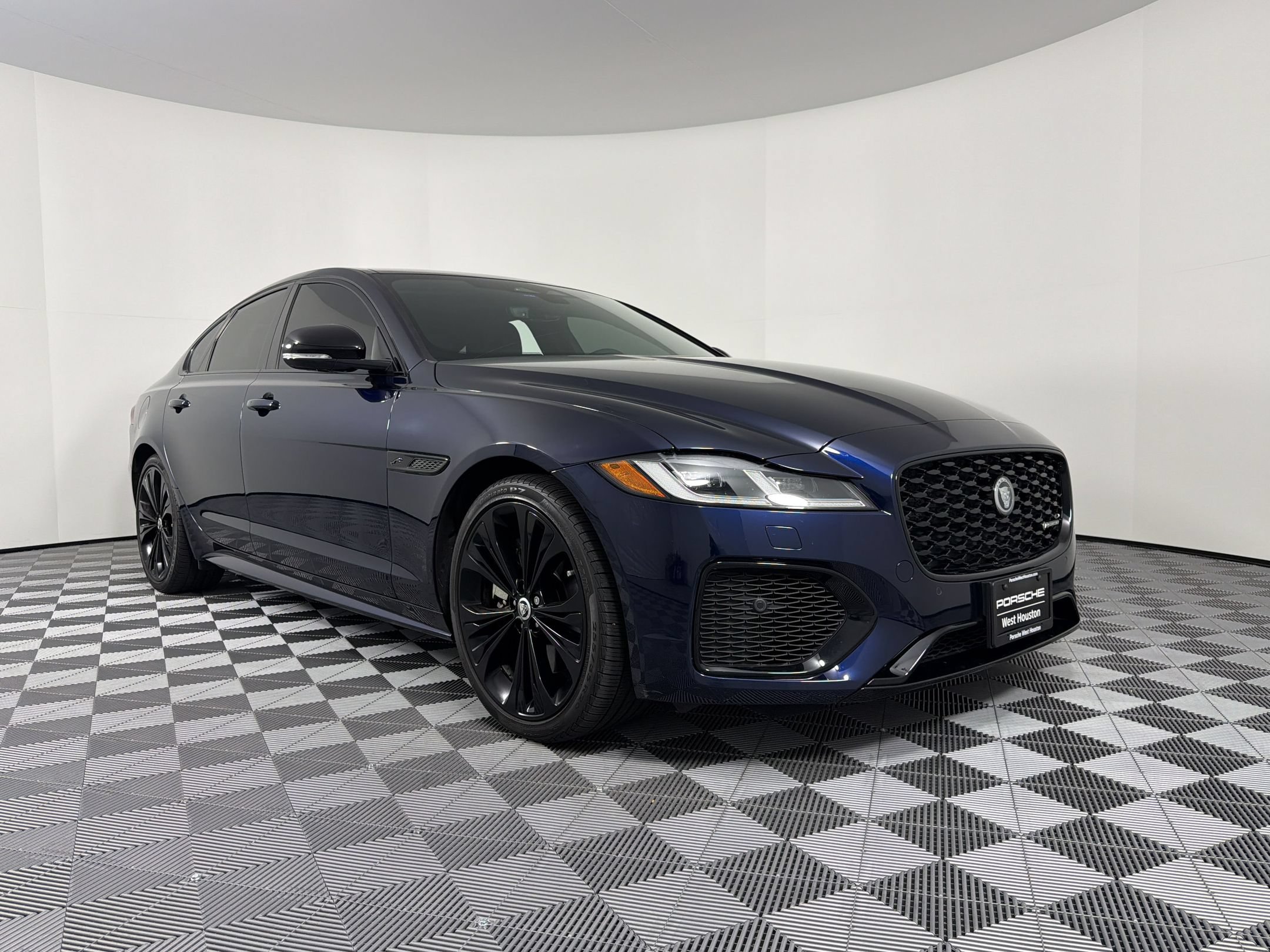 XF R-Dynamic SE Sedan