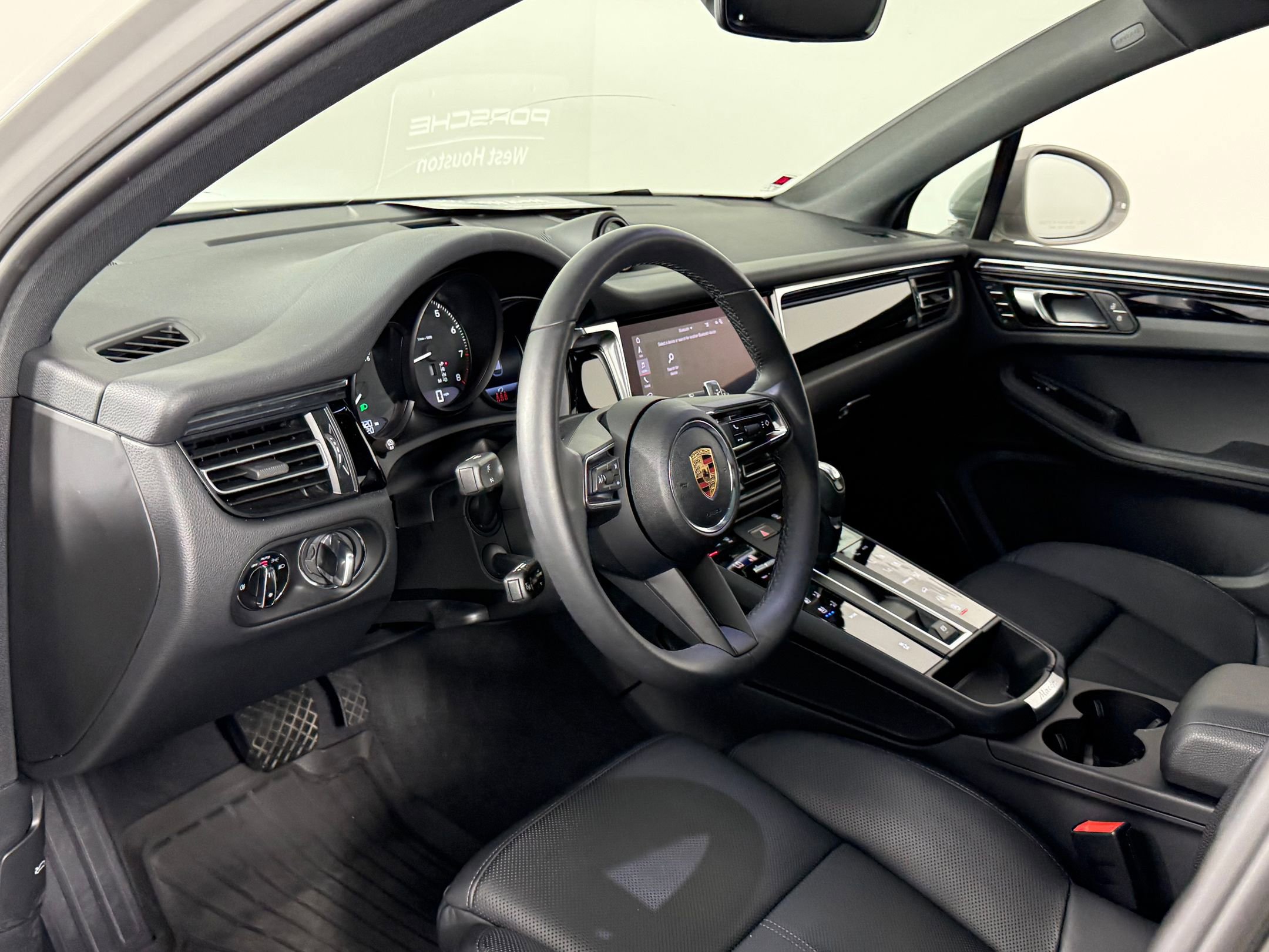 2025 Porsche Macan T photo 4