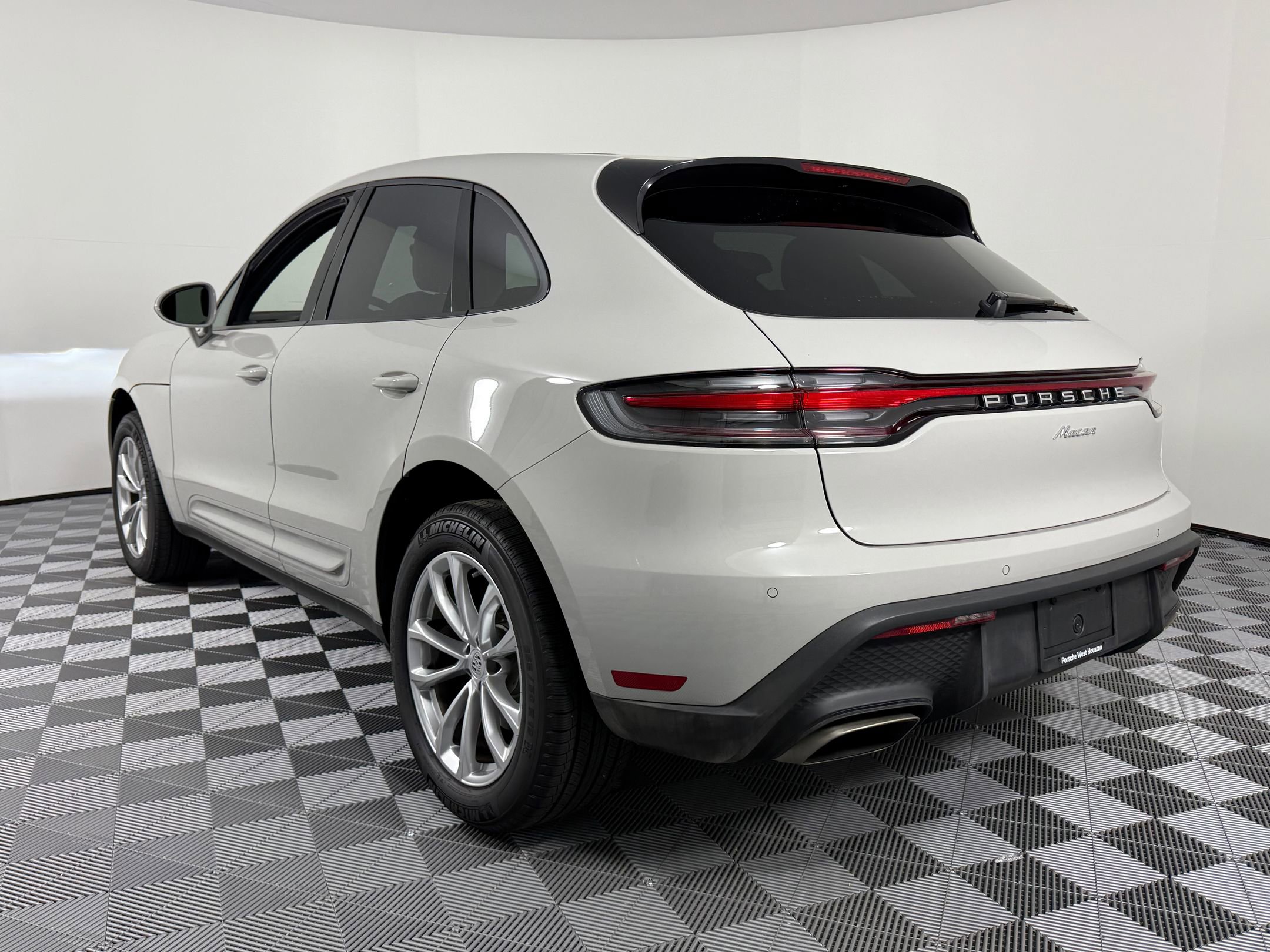 2025 Porsche Macan T photo 3