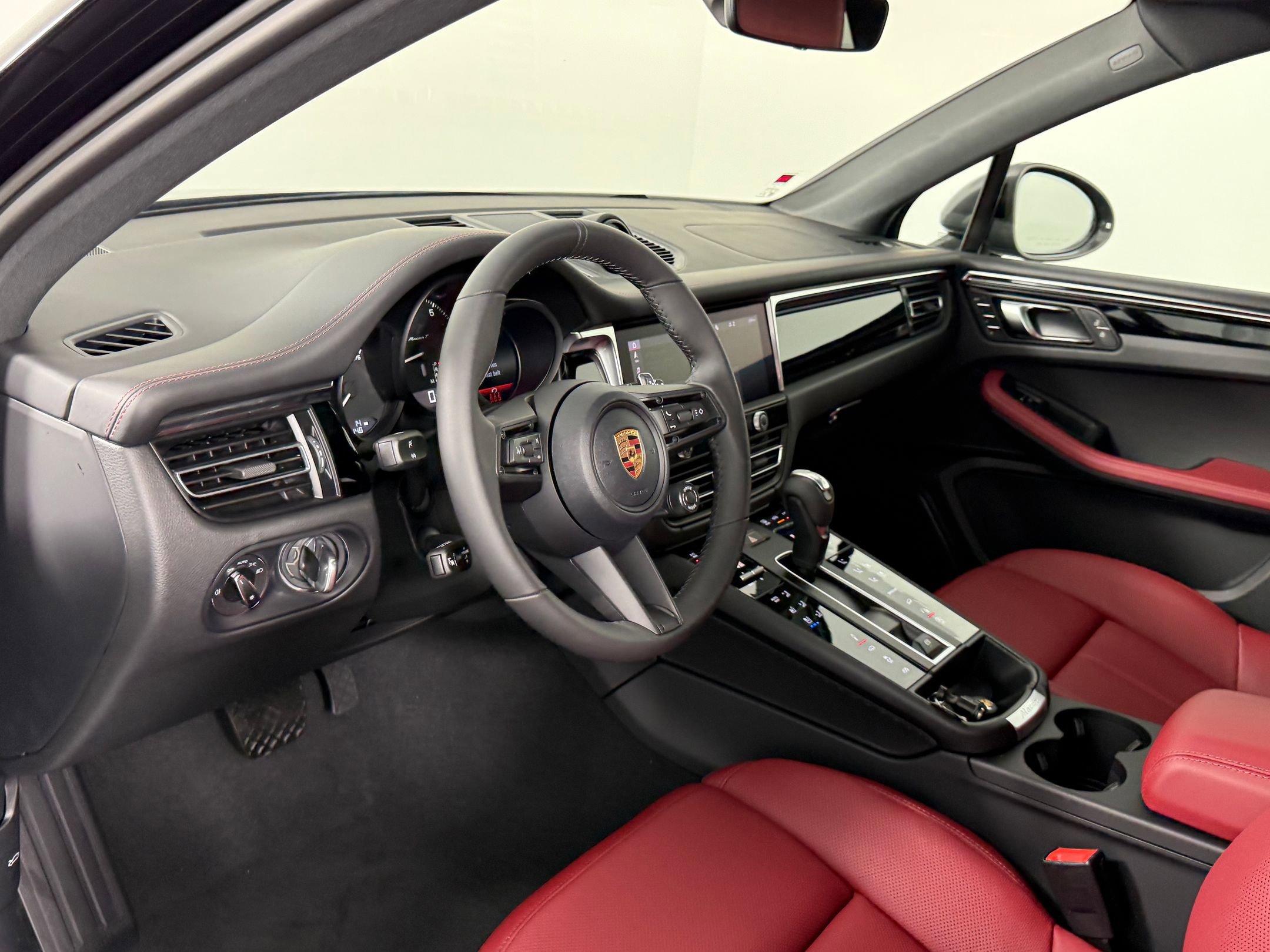 2026 Porsche Macan T photo 4