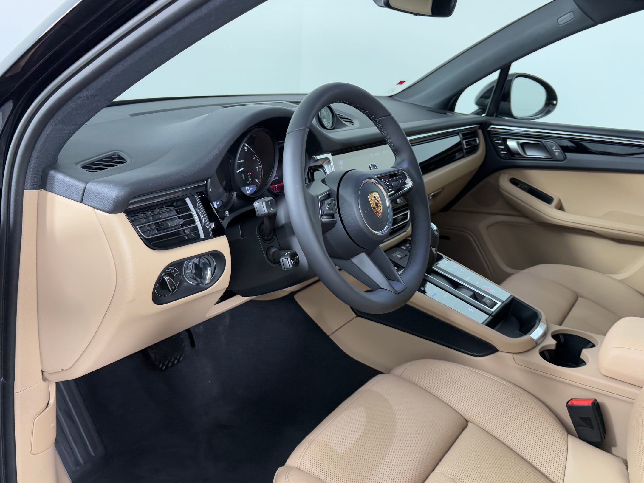 2026 Porsche Macan T photo 3