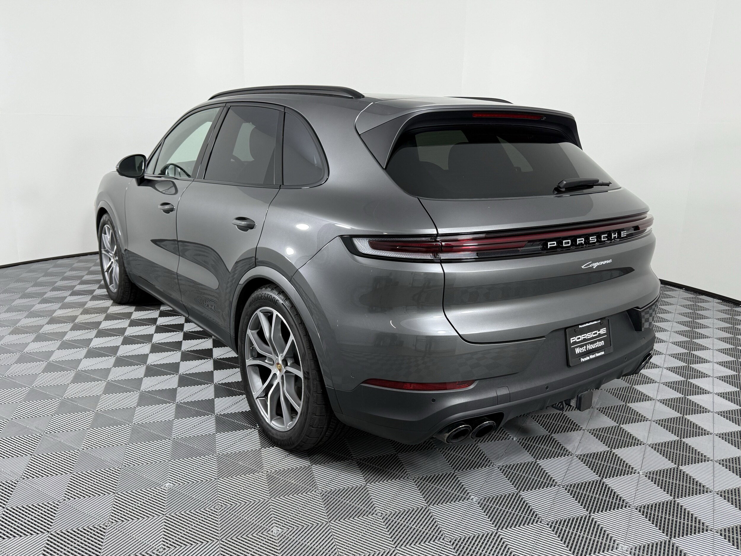 2025 Porsche Cayenne photo 3