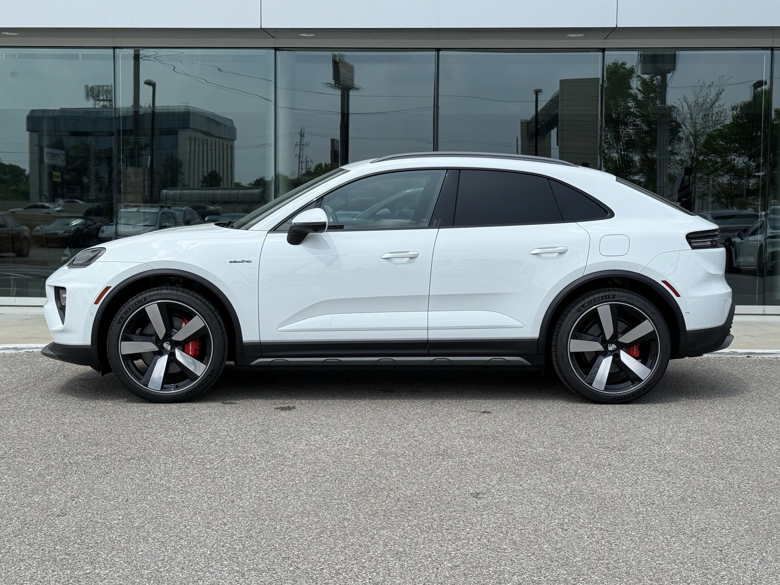 2025 Porsche Macan Electric photo 2