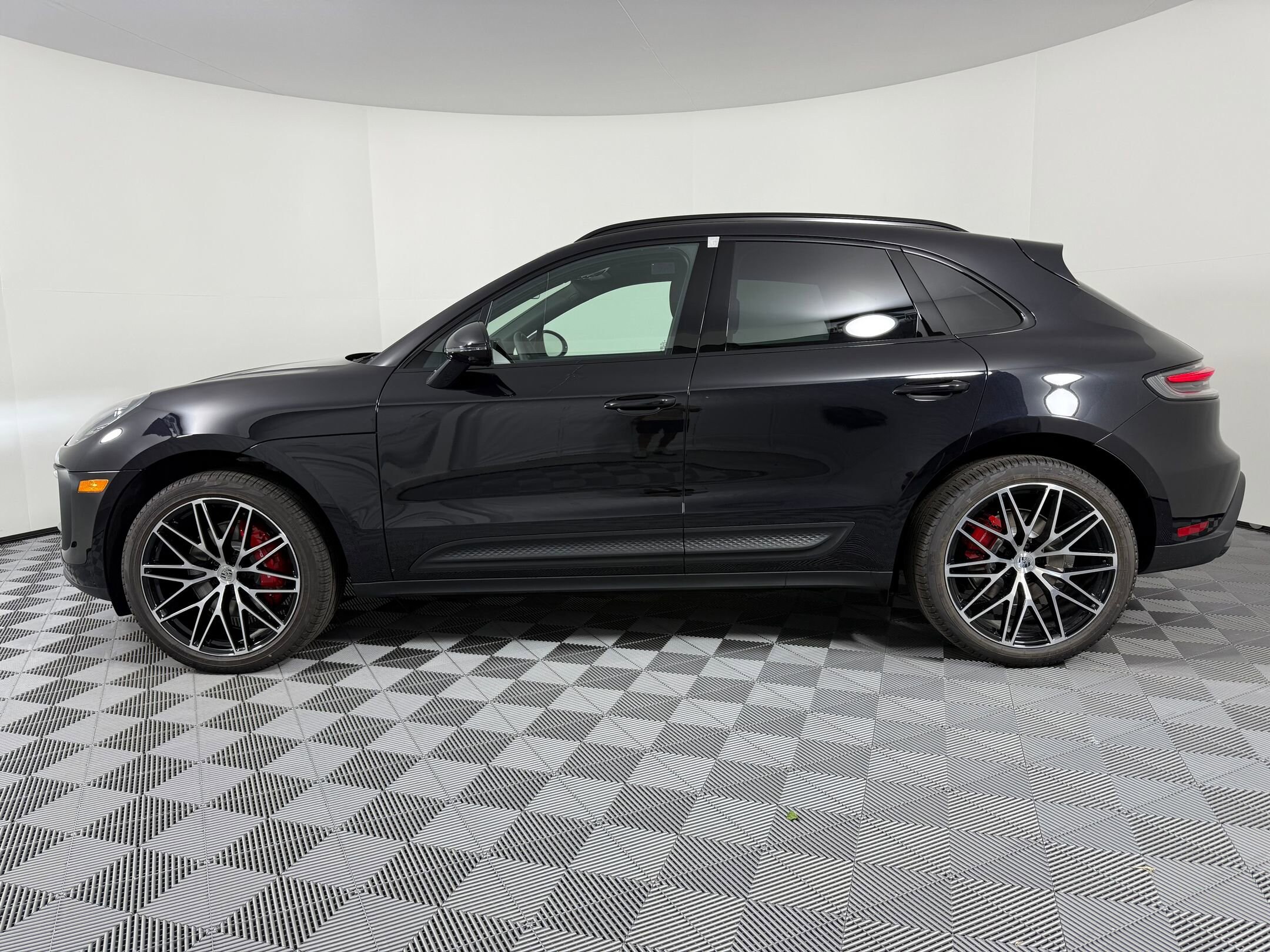 2026 Porsche Macan S photo 2