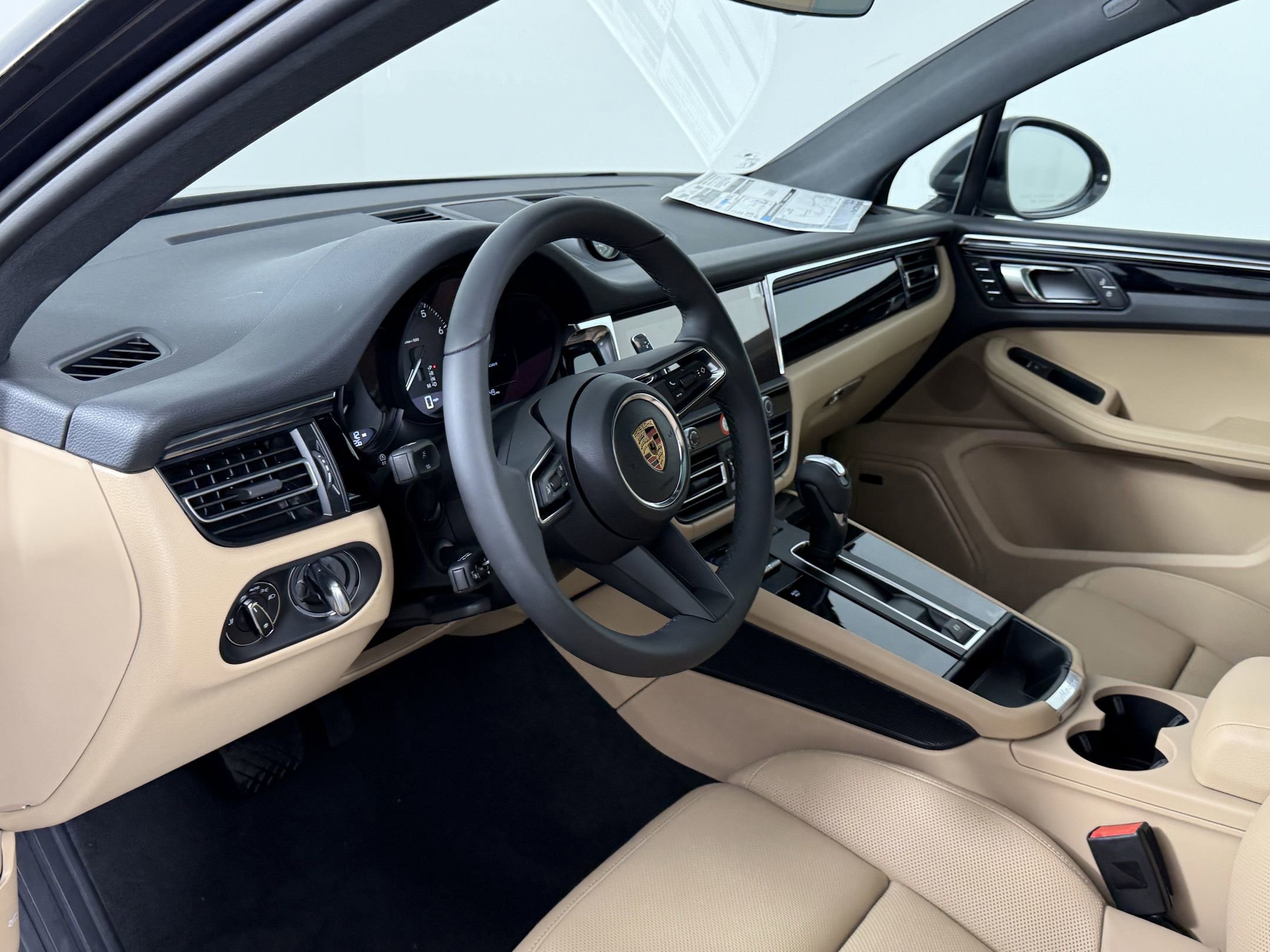 2025 Porsche Macan T photo 4