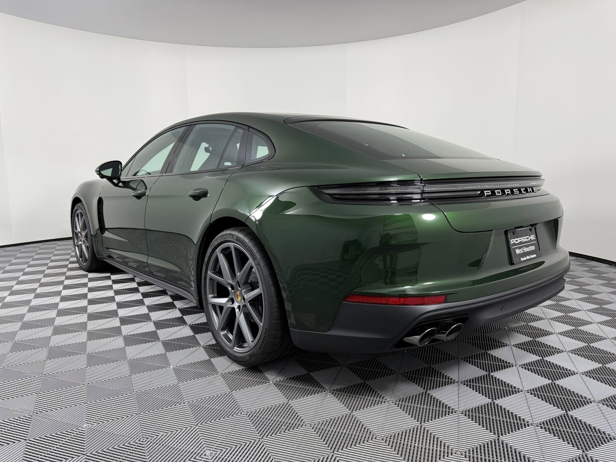 2026 Porsche Panamera 4 photo 3