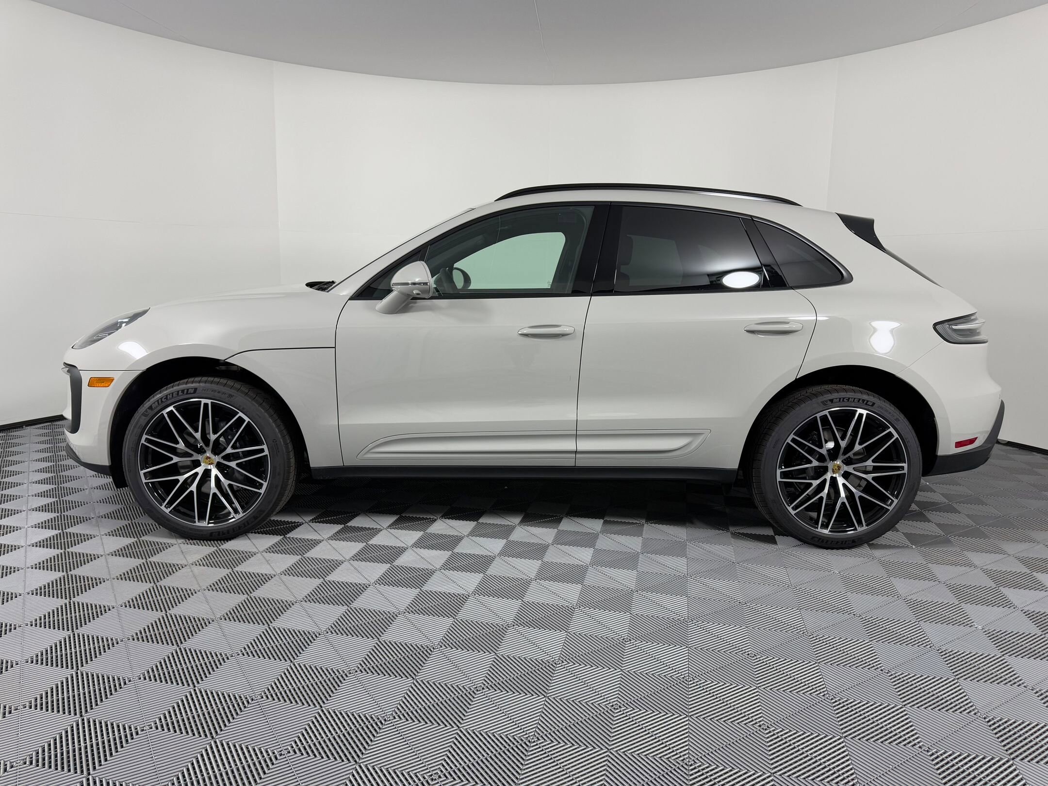 2026 Porsche Macan T photo 2