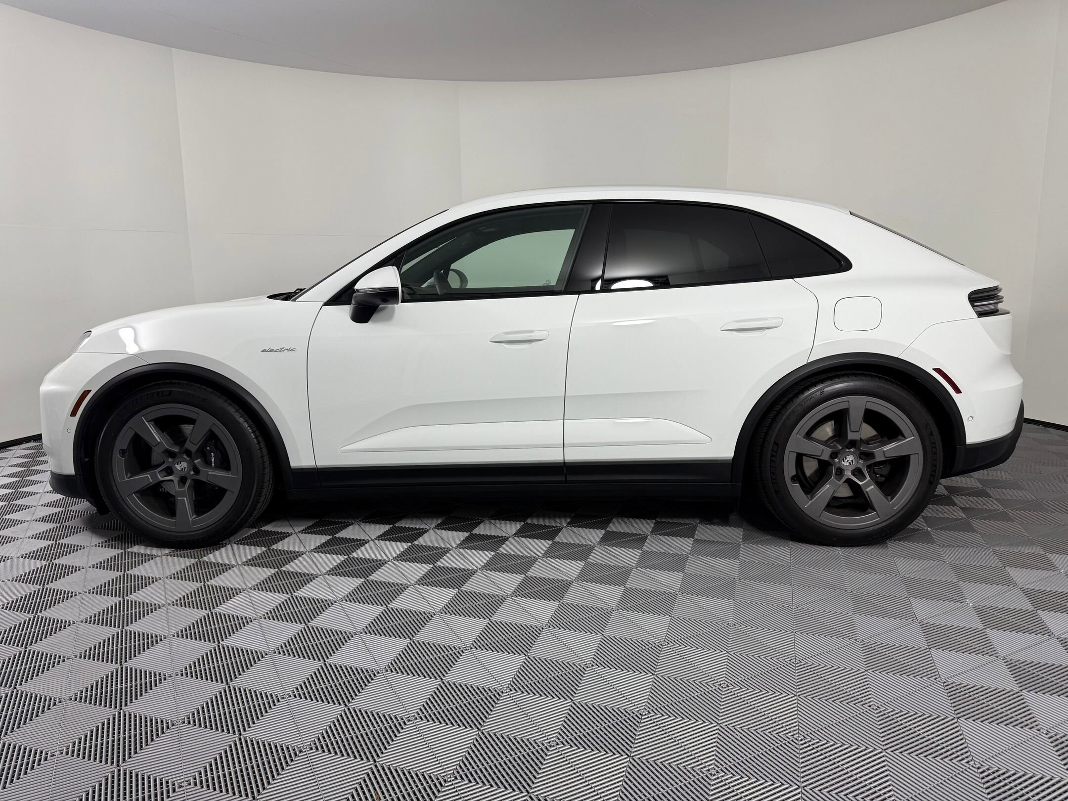 2025 Porsche Macan Electric photo 2