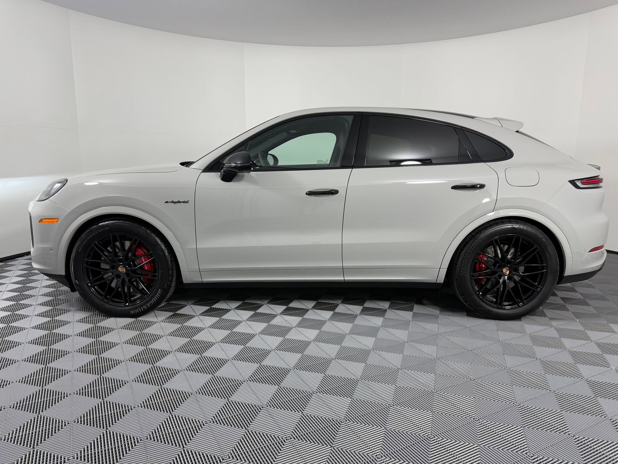 2026 Porsche Cayenne S E-Hybrid Coupe photo 2