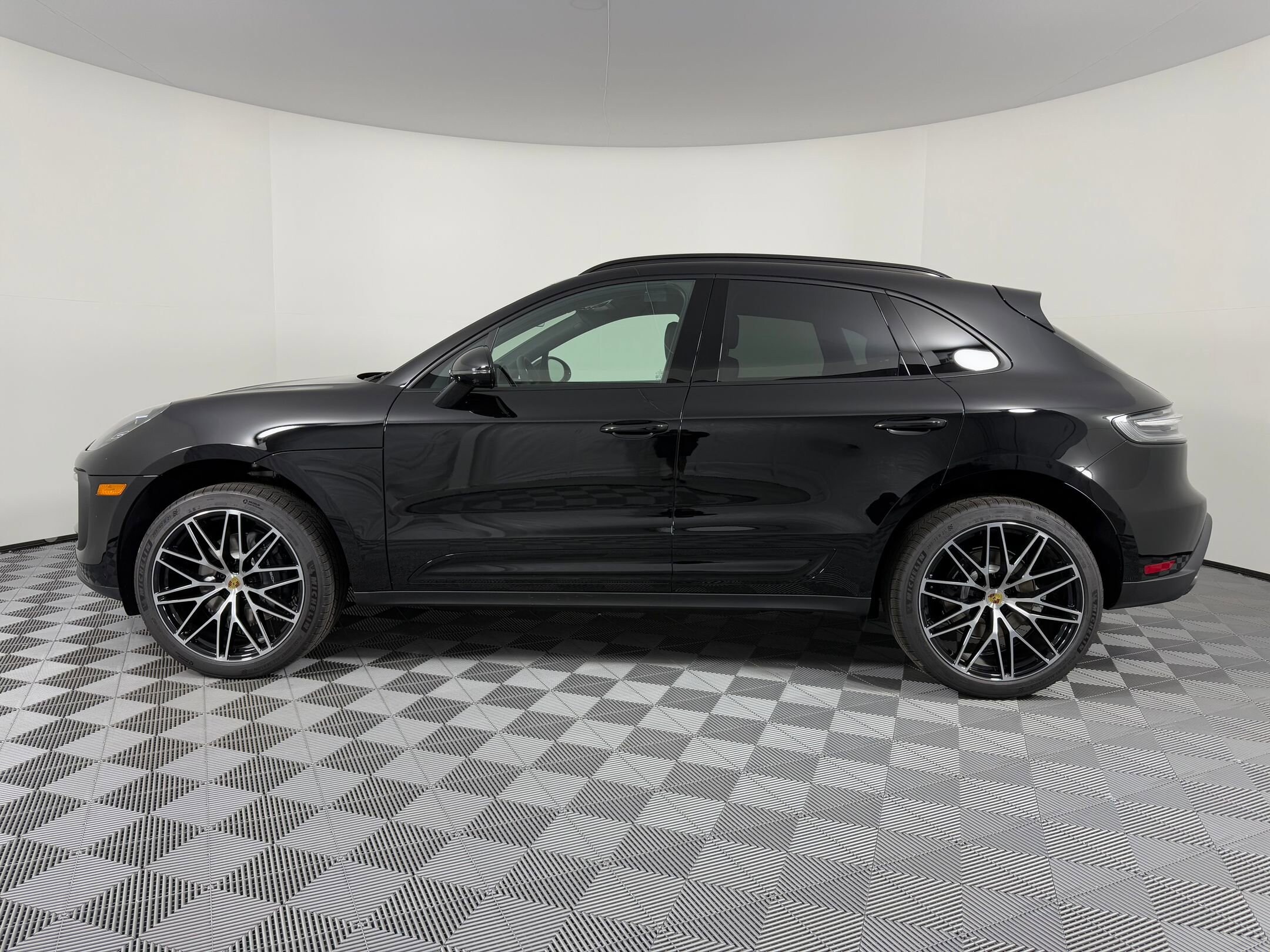 2026 Porsche Macan T photo 2