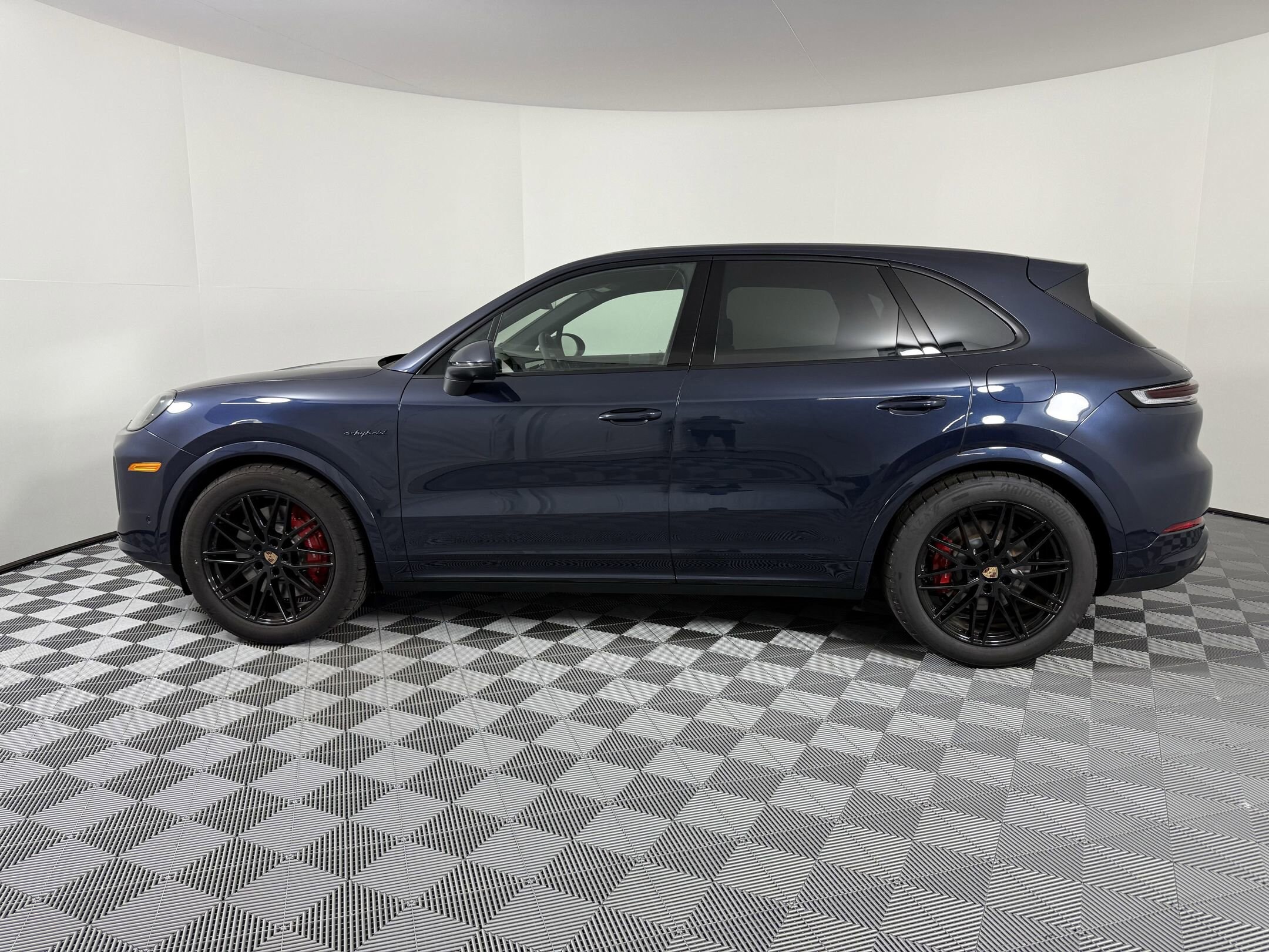2025 Porsche Cayenne S E-Hybrid photo 2