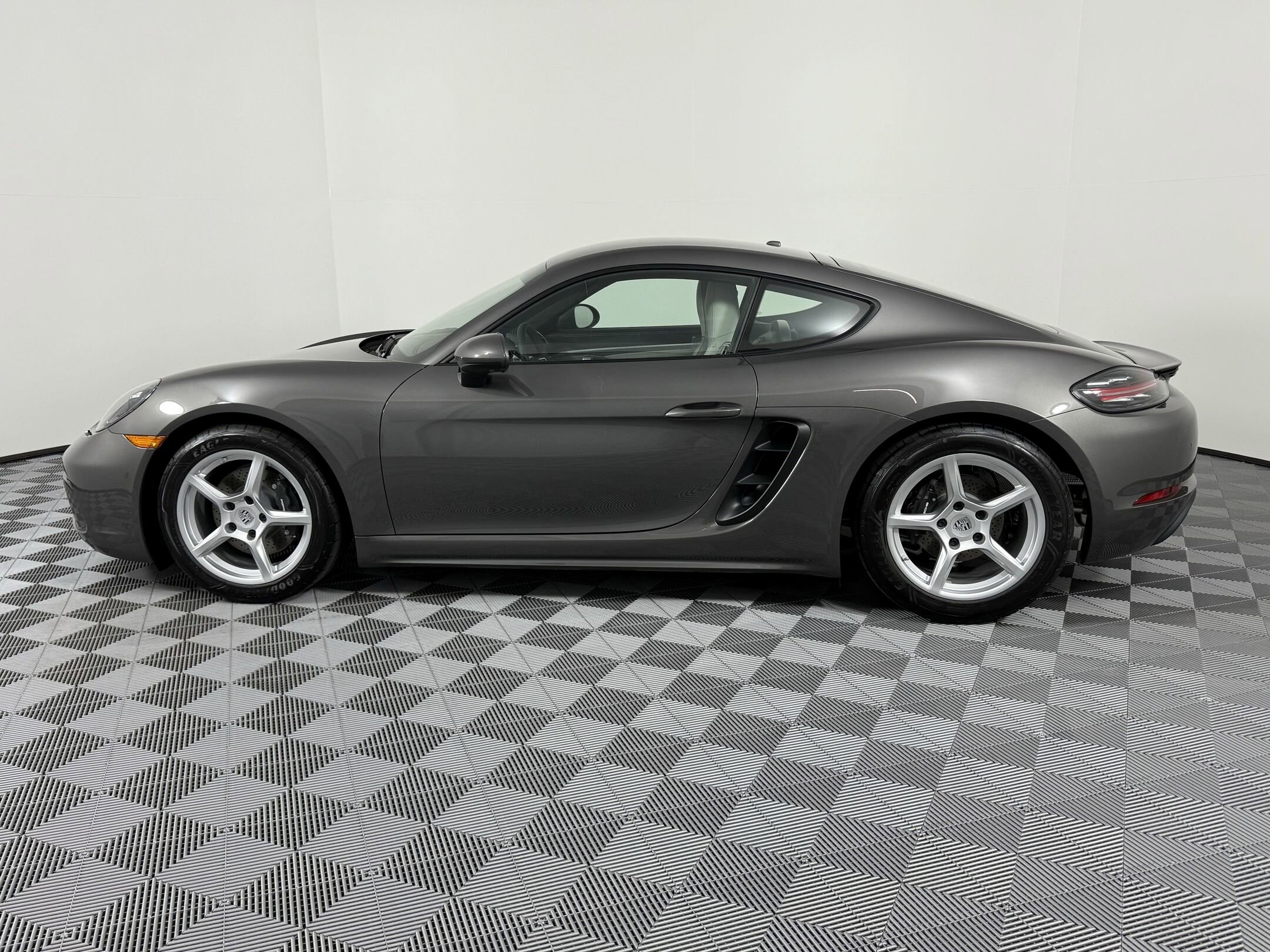 2025 Porsche Cayman photo 2