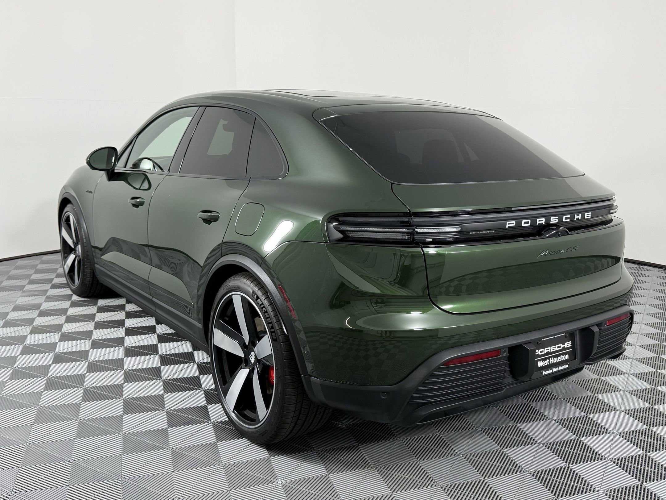 2025 Porsche Macan Electric photo 3