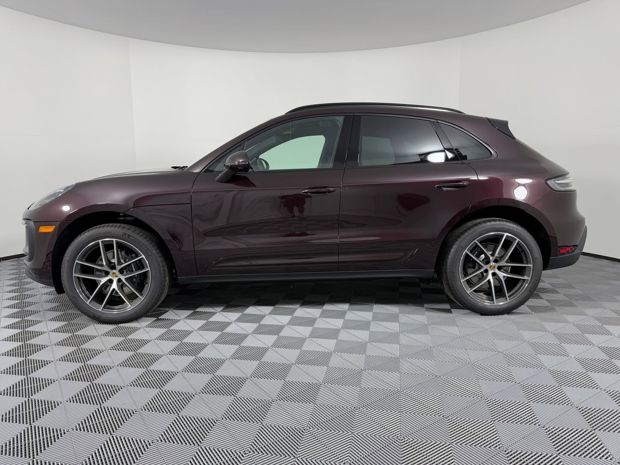 2026 Porsche Macan T photo 2