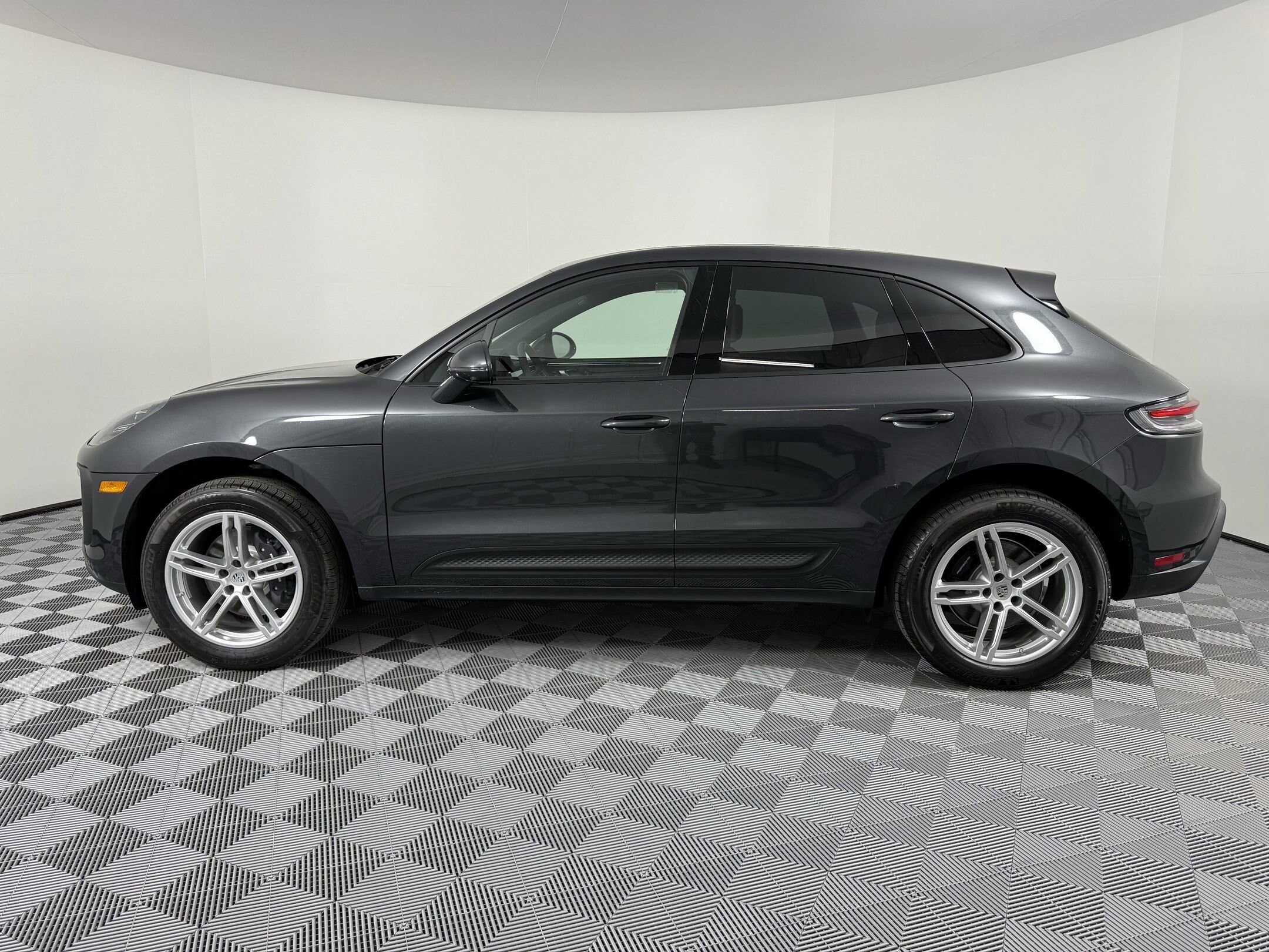 2025 Porsche Macan T photo 2