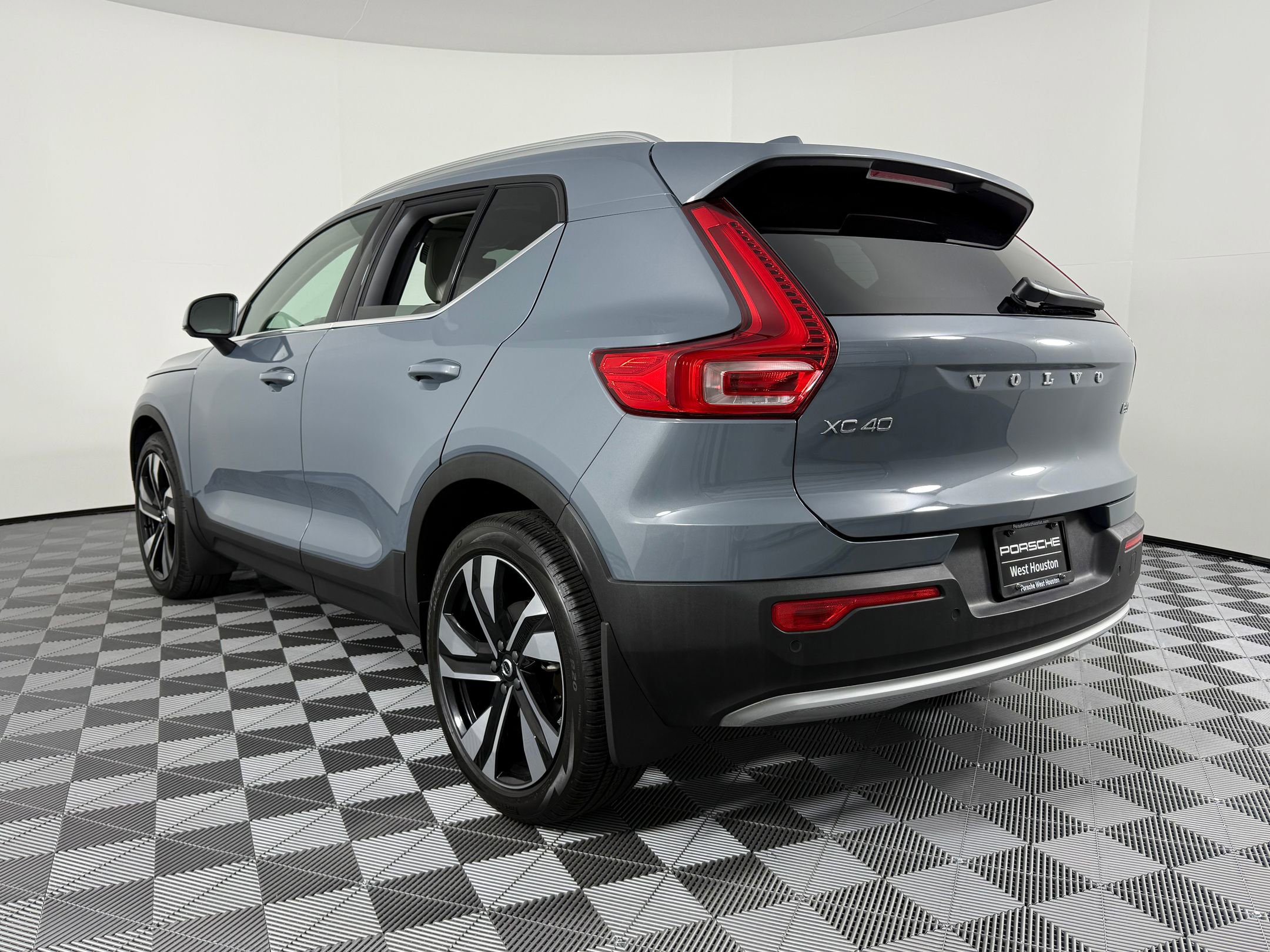 2023 Volvo XC40 AWD Plus photo 3