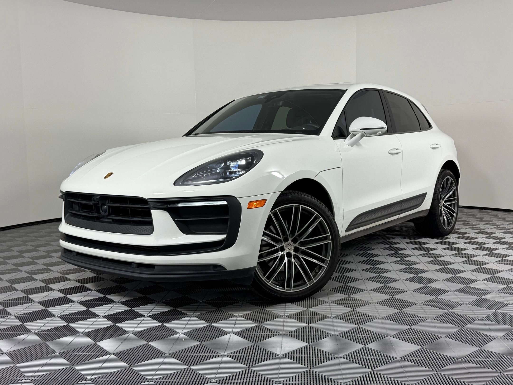 2023 Porsche Macan's photo