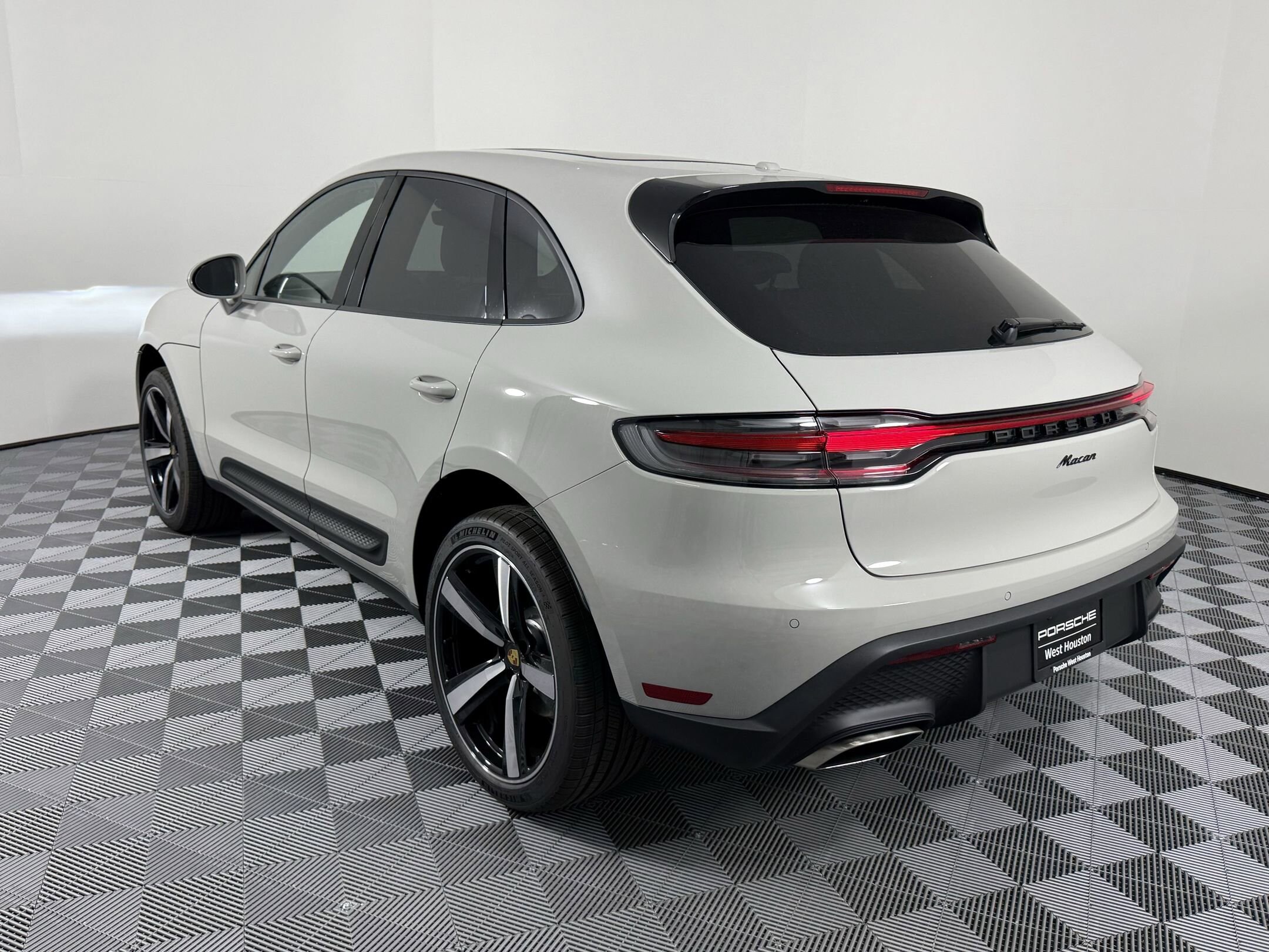 2025 Porsche Macan T photo 3