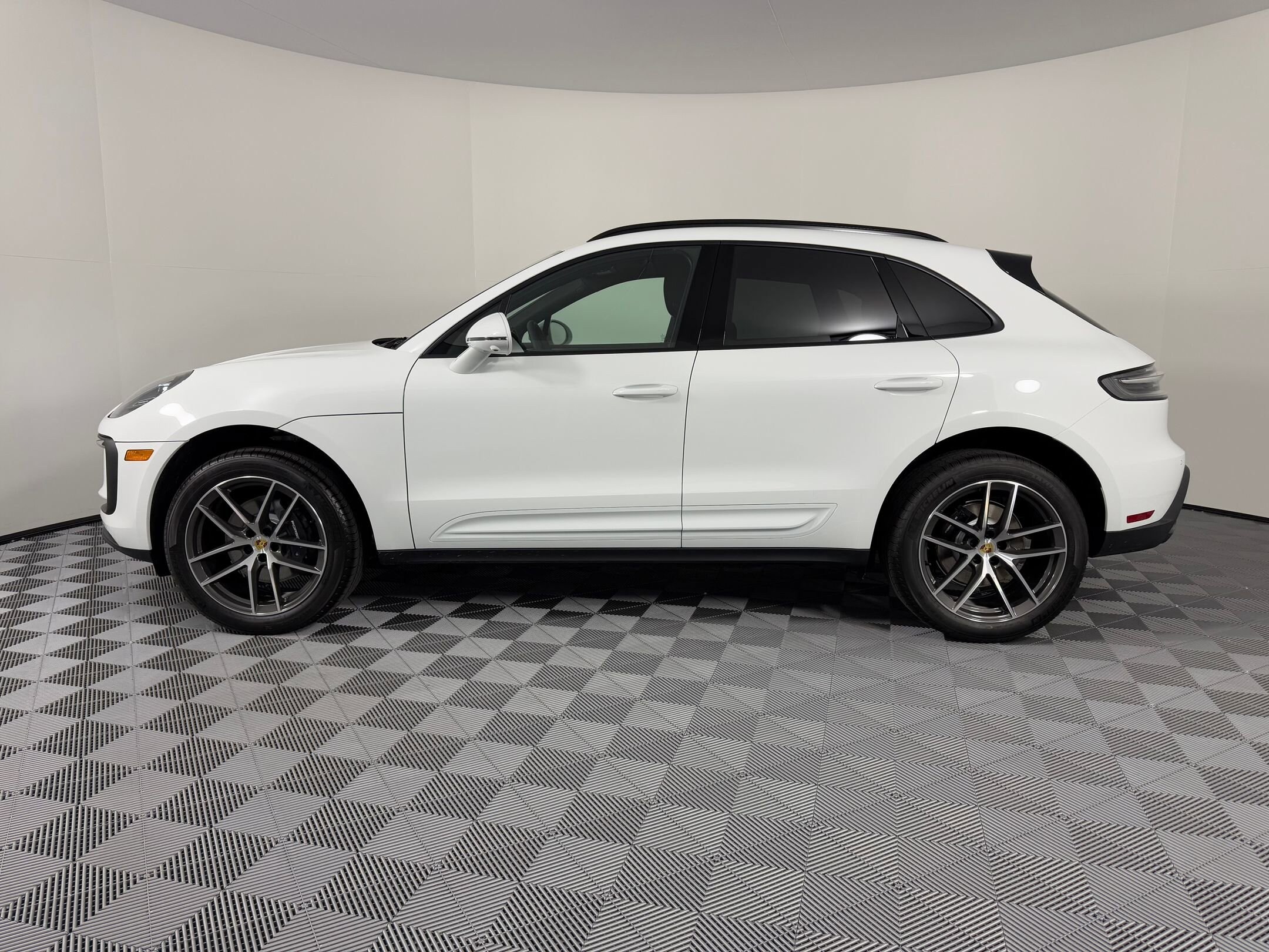 2026 Porsche Macan T photo 2
