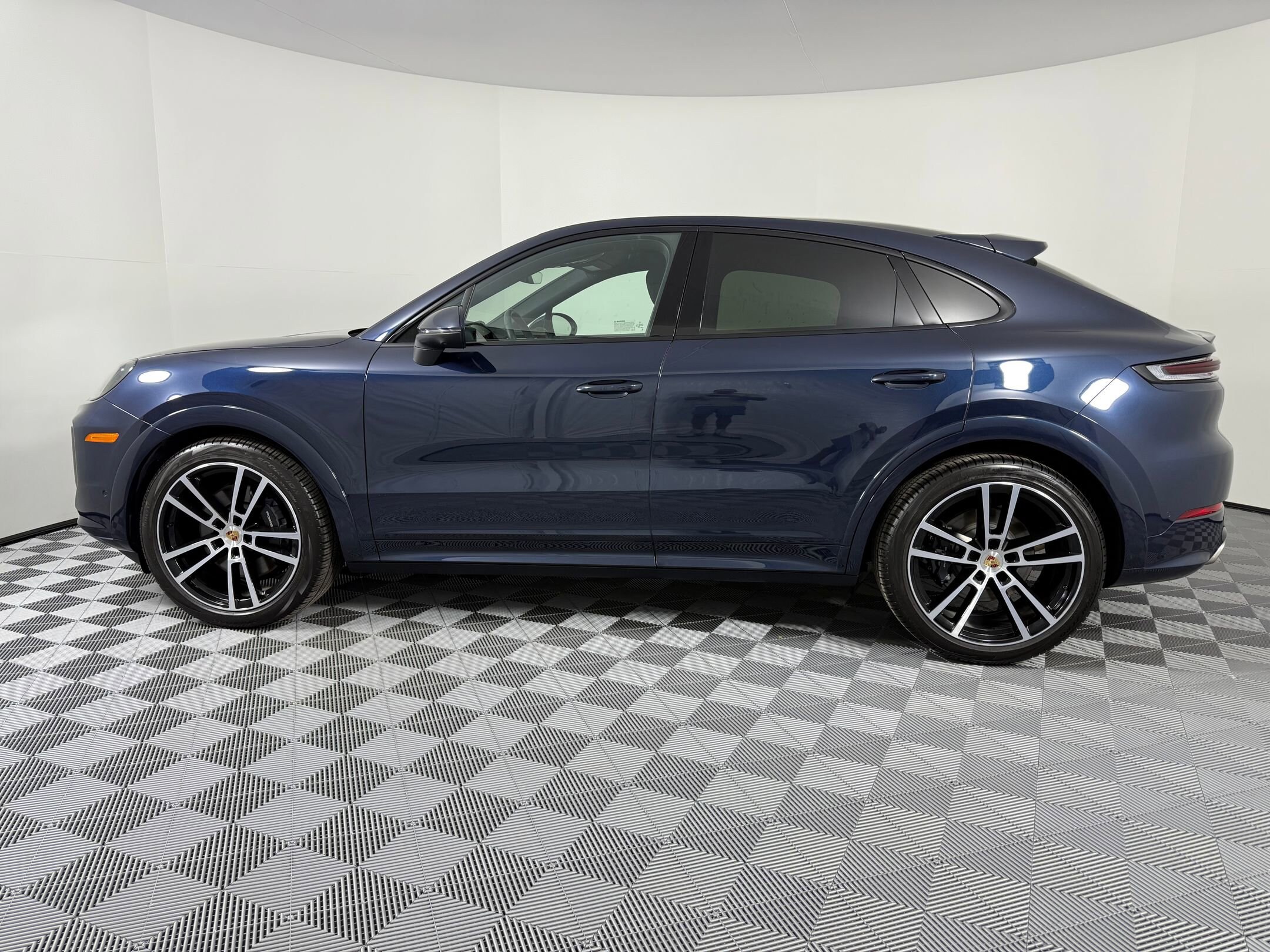 2025 Porsche Cayenne photo 2