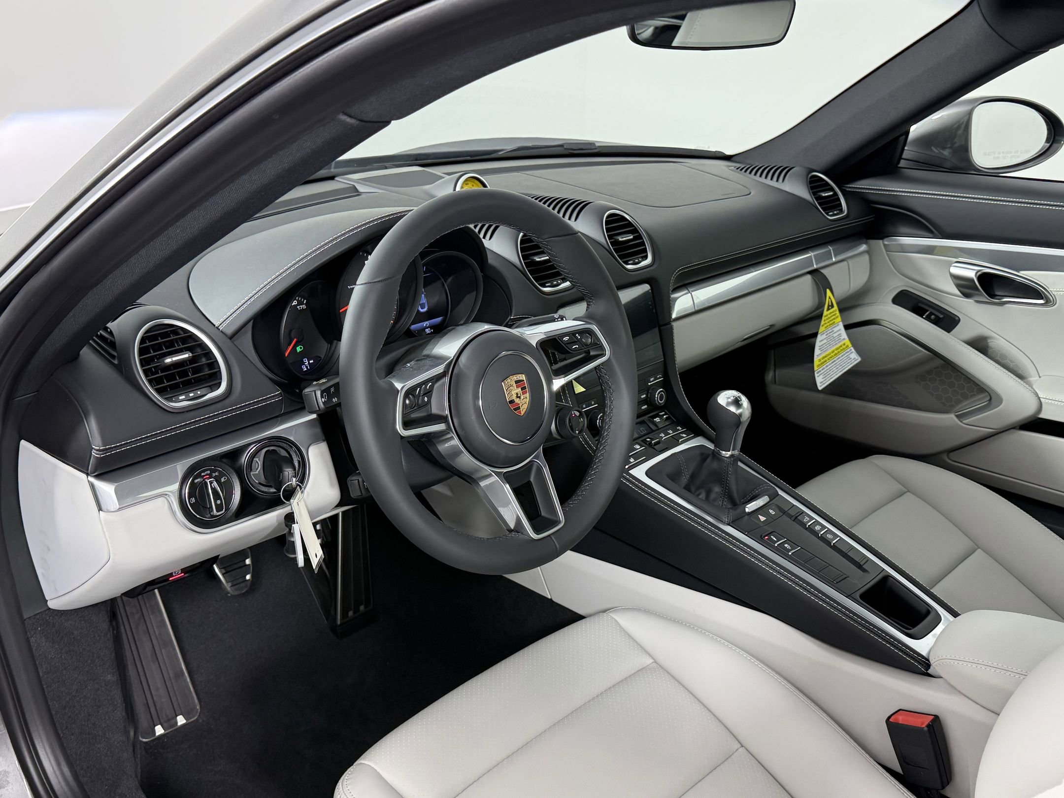 2025 Porsche Cayman photo 4
