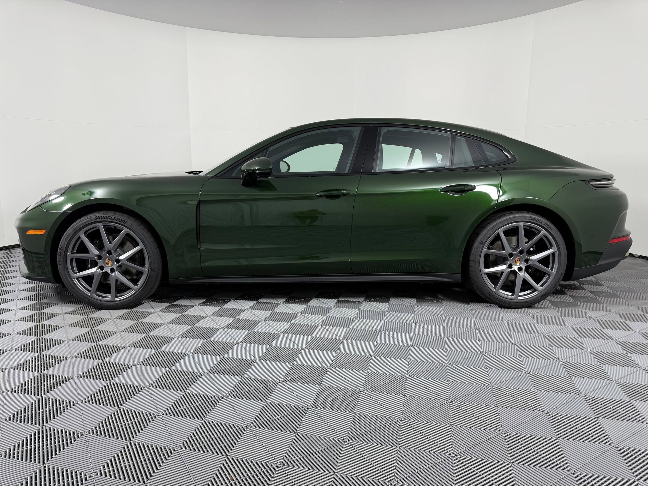 2026 Porsche Panamera 4 photo 2