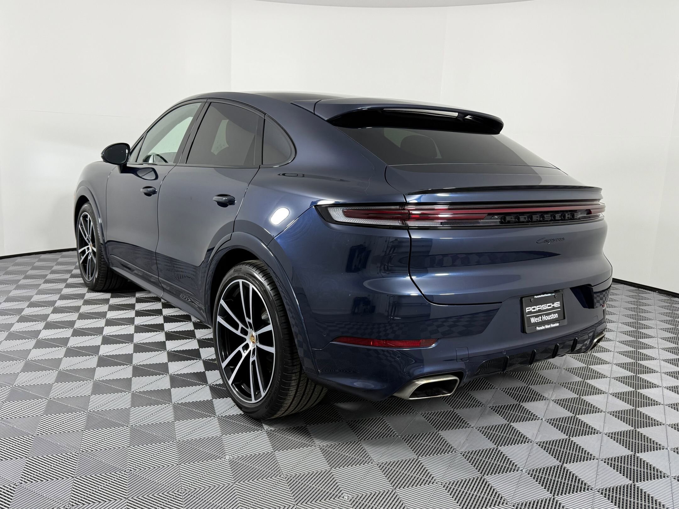 2025 Porsche Cayenne photo 3