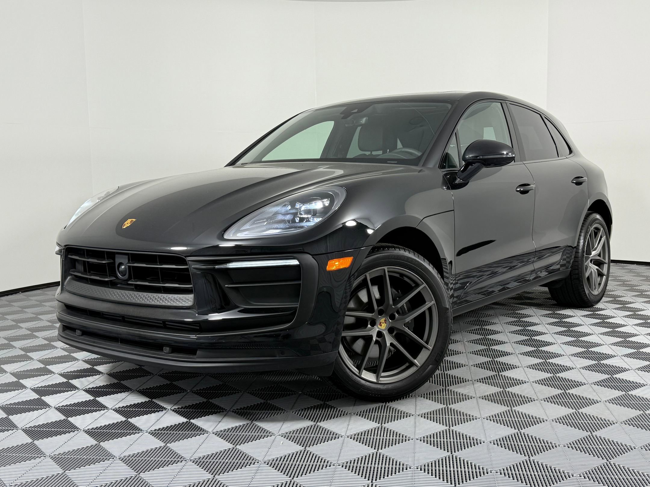 2025 Porsche Macan Base