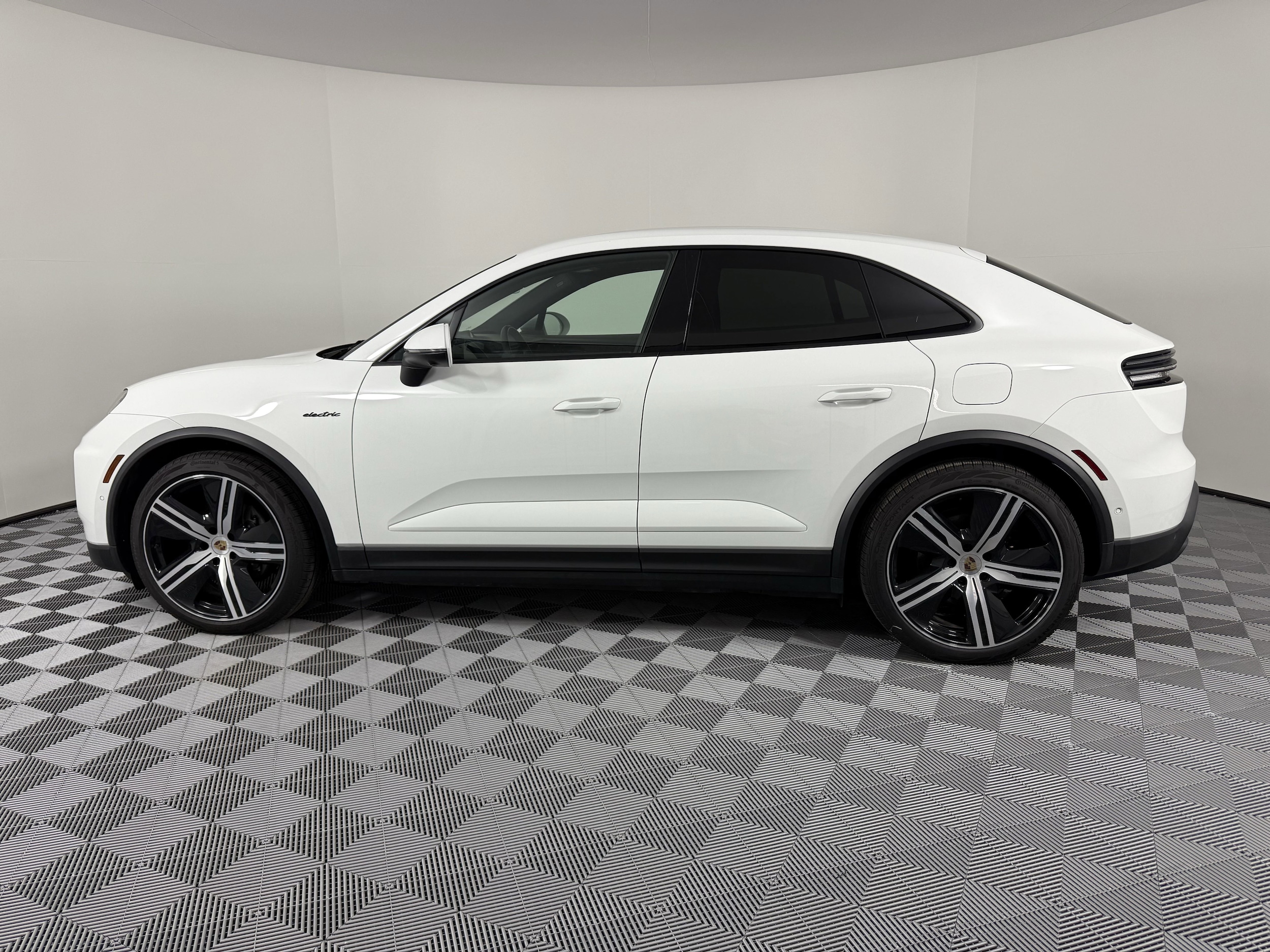 Certified 2024 Porsche Macan Base with VIN WP1AA2XA2RL001458 for sale in Houston, TX