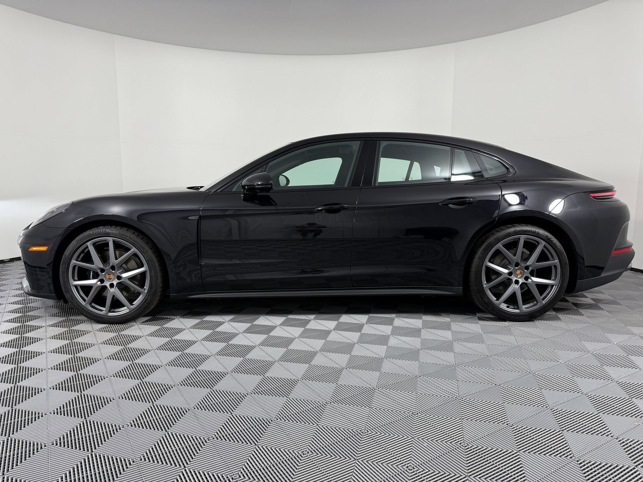 2026 Porsche Panamera 4 photo 2