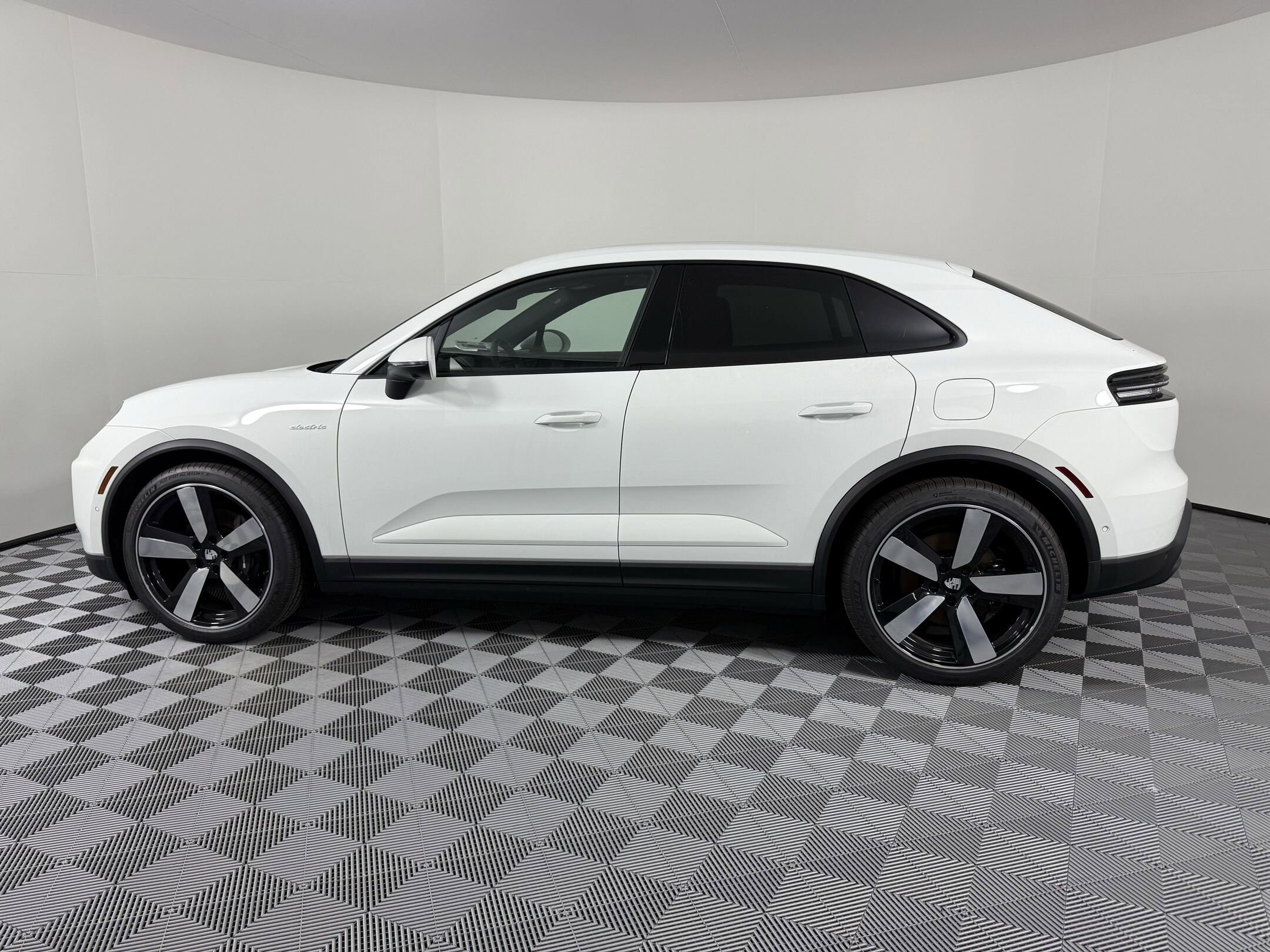 2025 Porsche Macan Electric photo 2