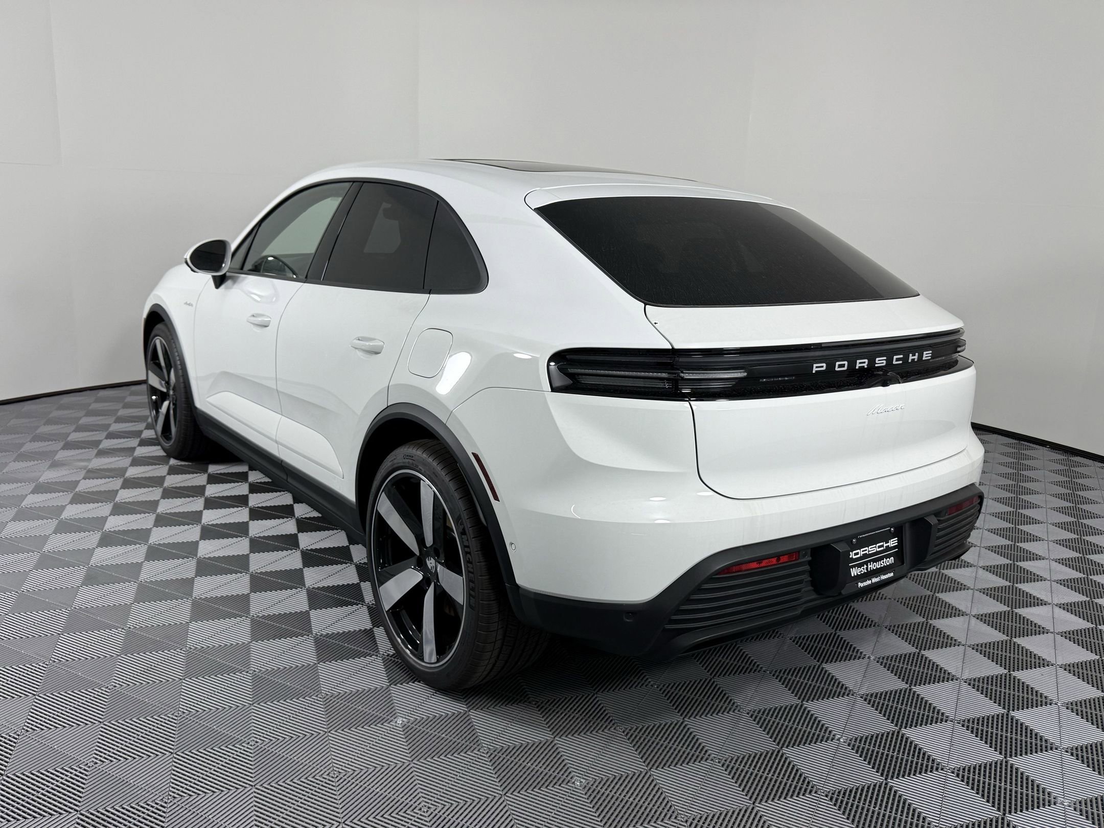 2025 Porsche Macan Electric photo 3
