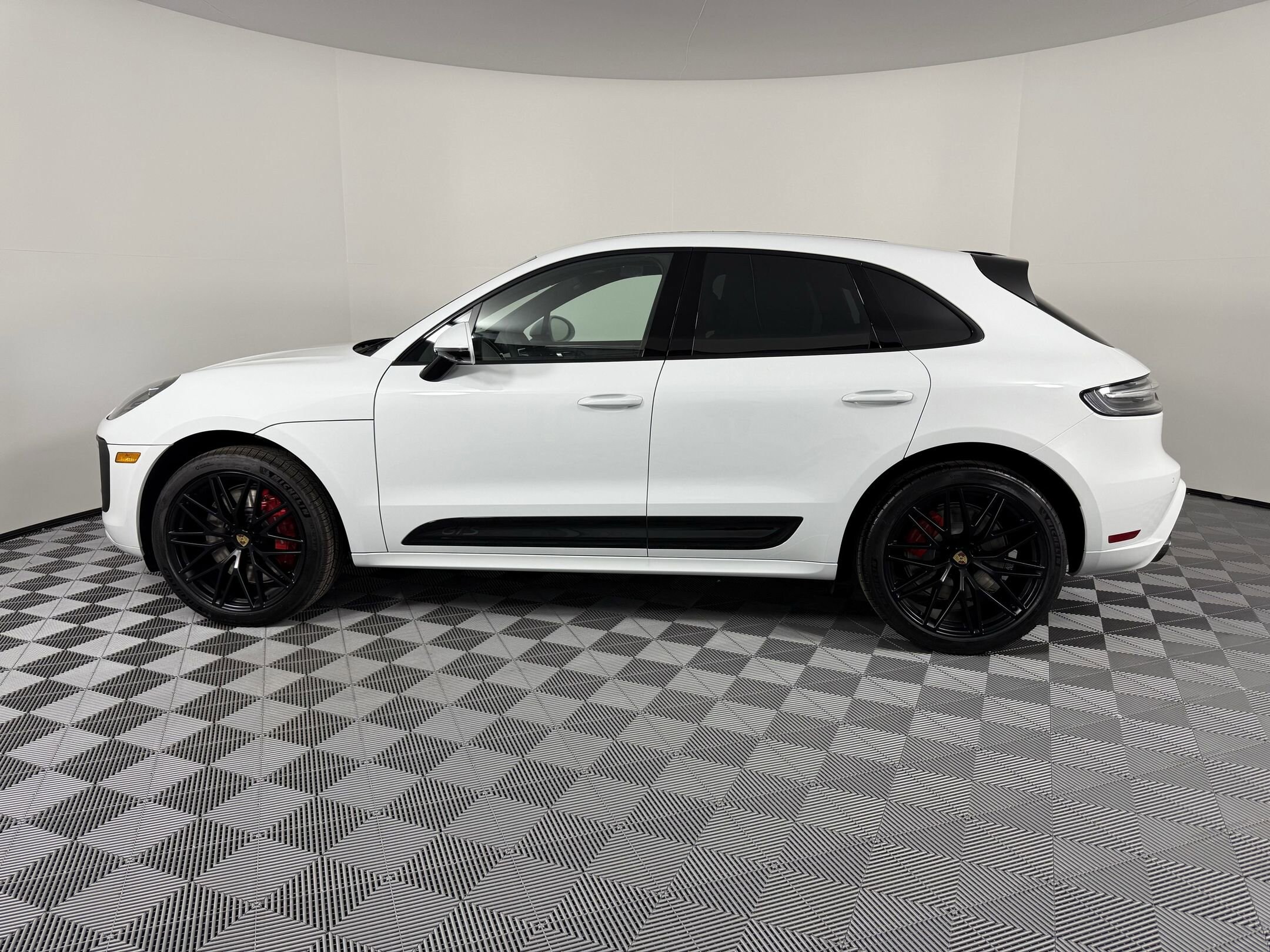 2026 Porsche Macan GTS photo 2
