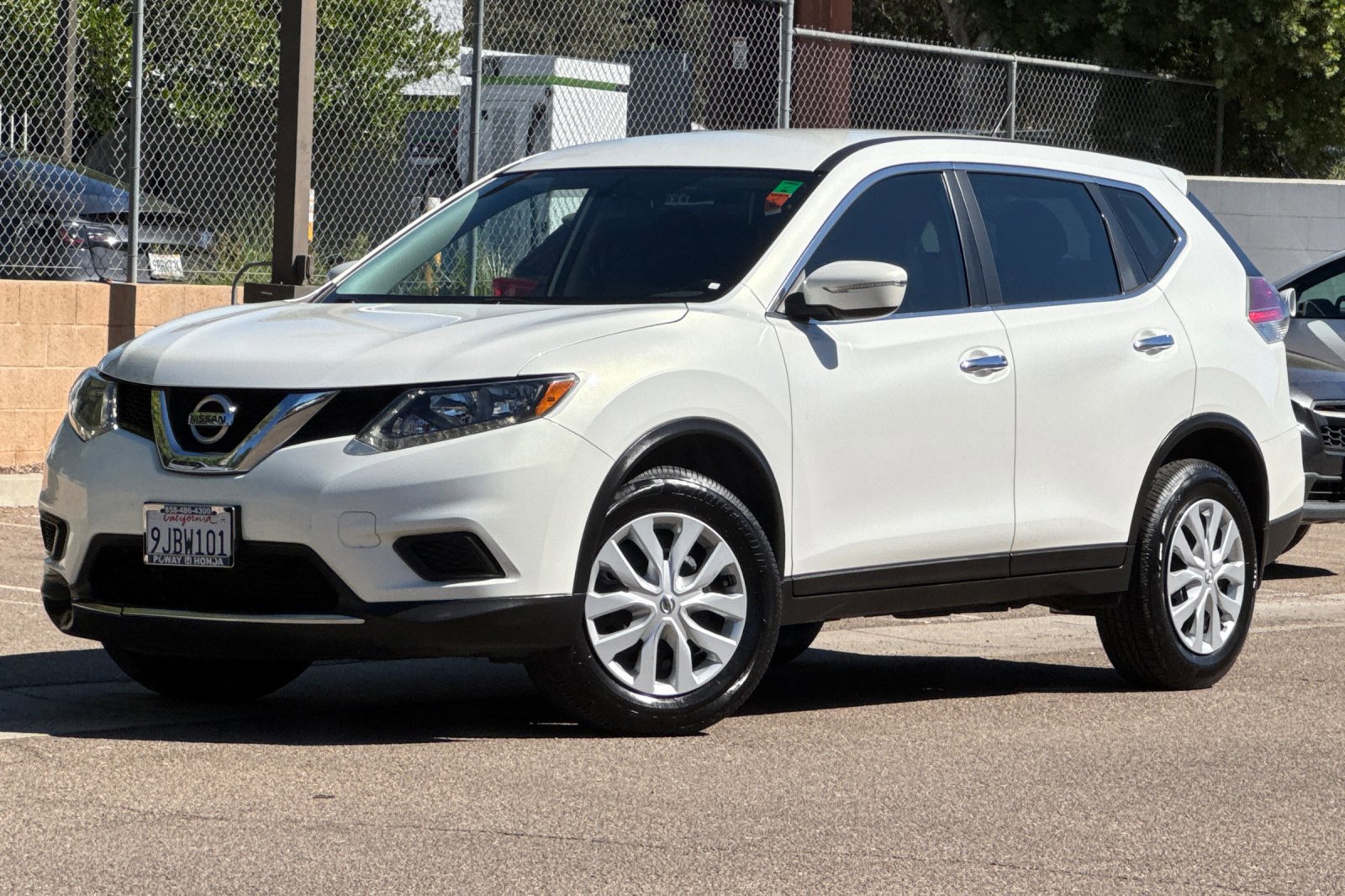 2014 Nissan Rogue S AWD photo 2