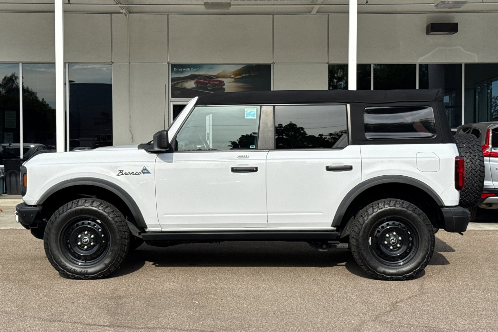 2023 Ford Bronco Black Diamond photo 2