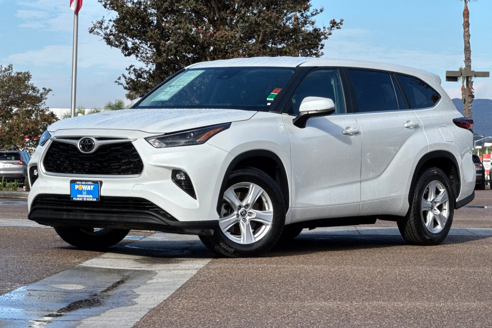 2023 Toyota Highlander LE photo 2