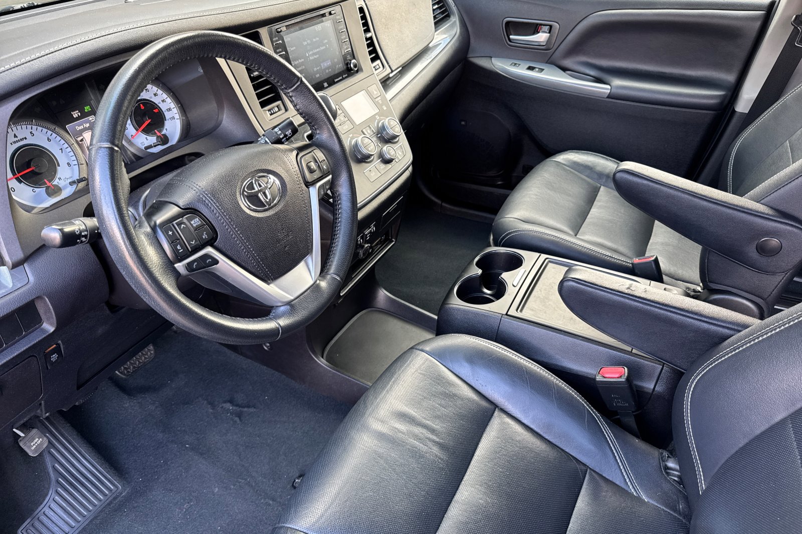 2019 Toyota Sienna SE Premium photo 3