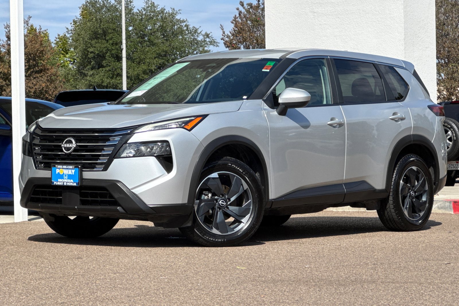 2024 Nissan Rogue SV photo 2