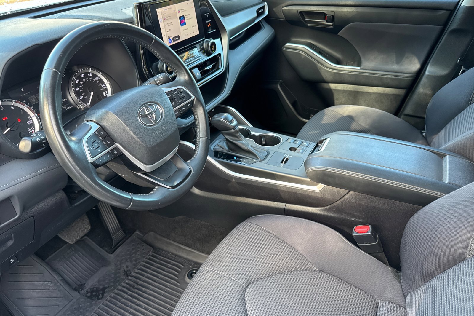 2023 Toyota Highlander LE photo 4