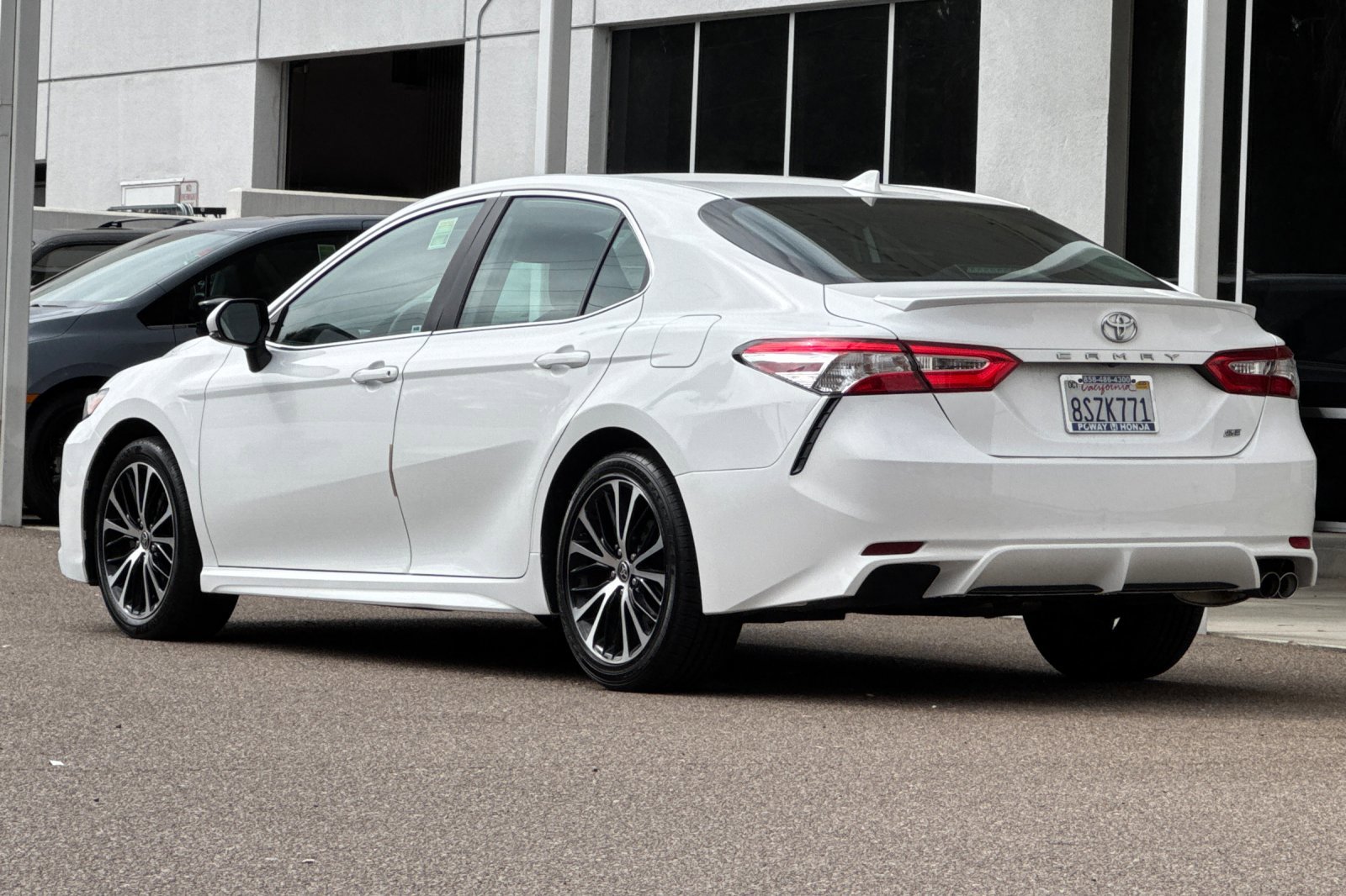 2020 Toyota Camry SE photo 3