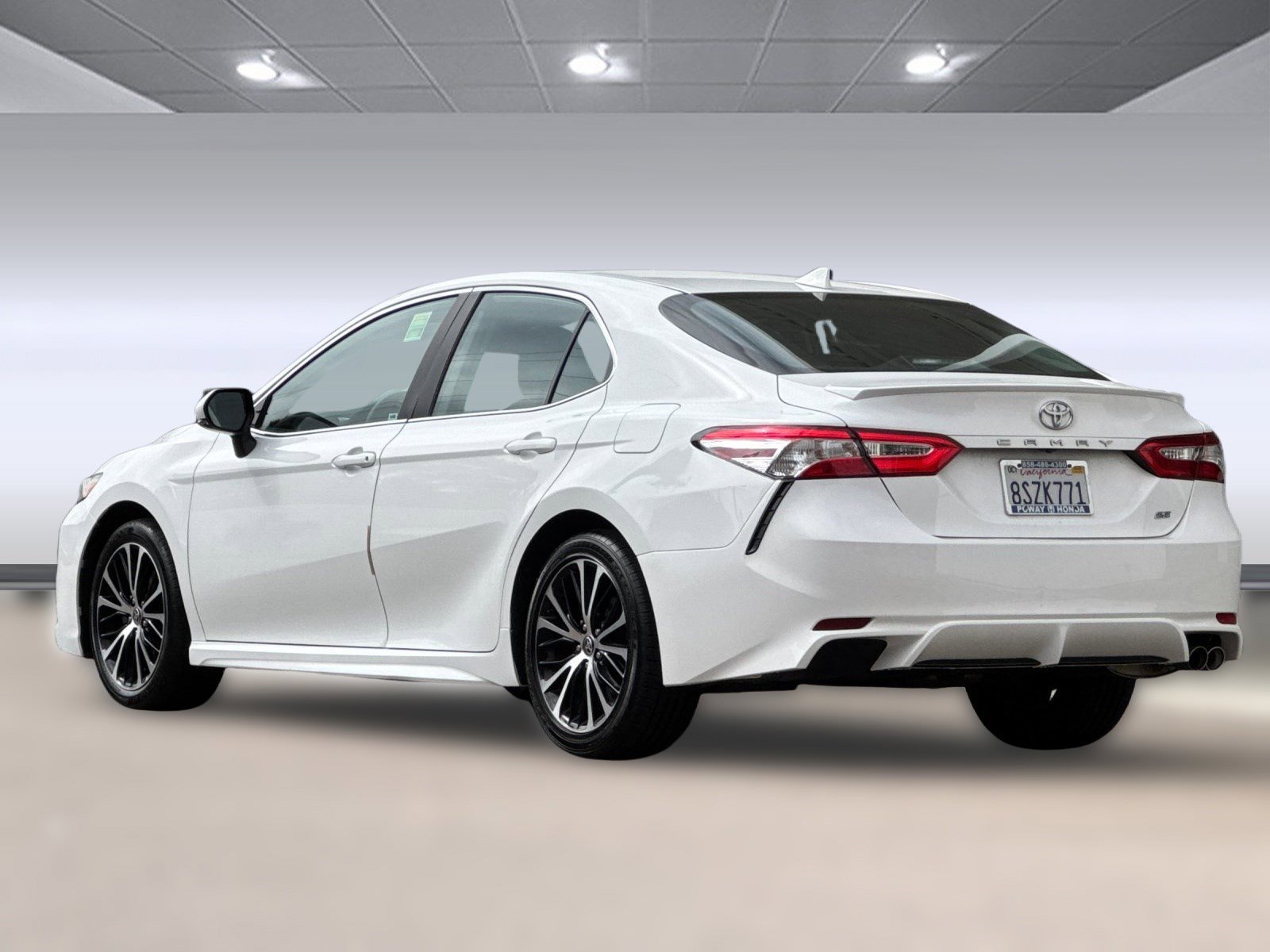 2020 Toyota Camry SE photo 3