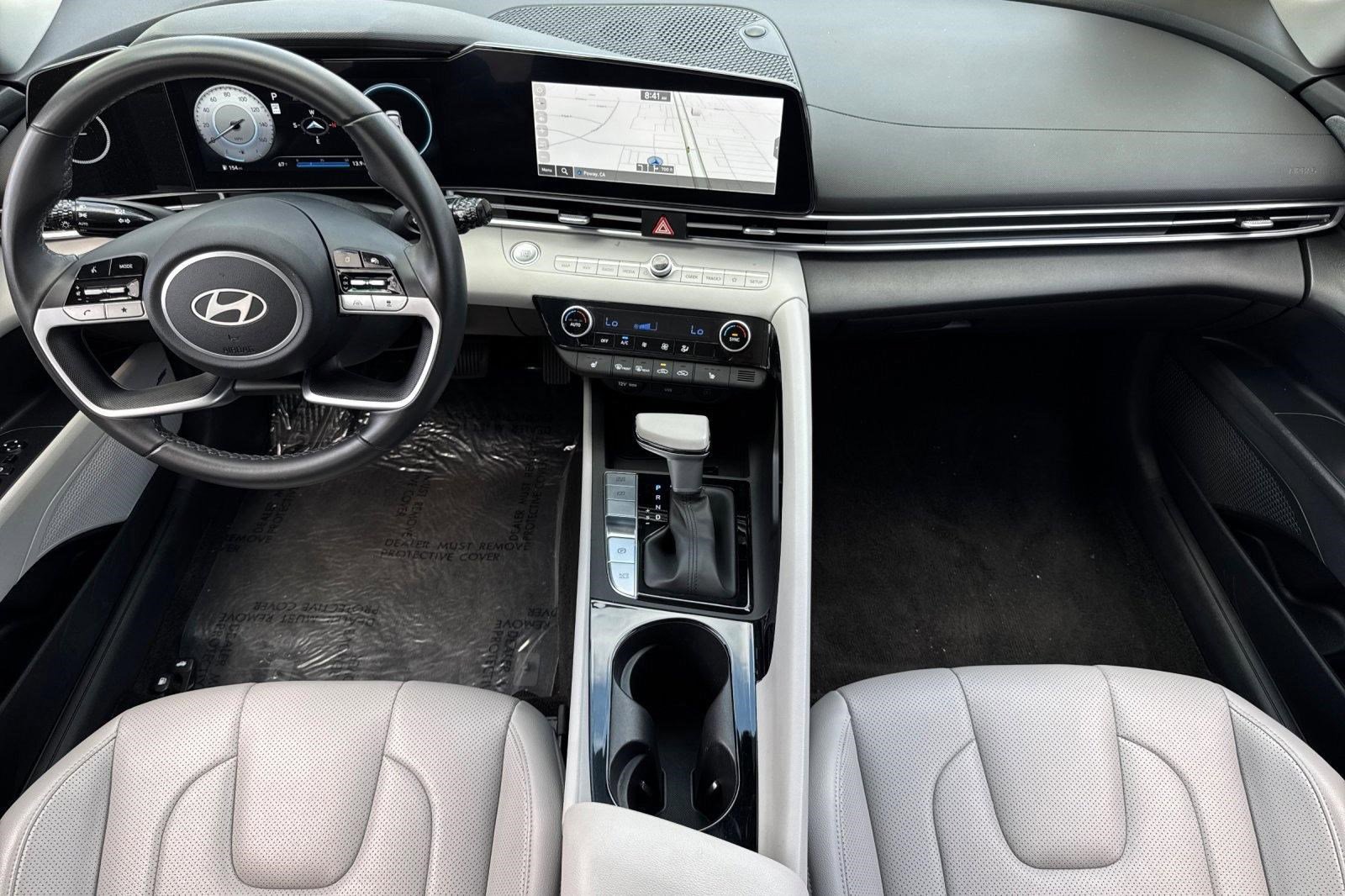 2025 Hyundai Elantra Limited - Photo 17
