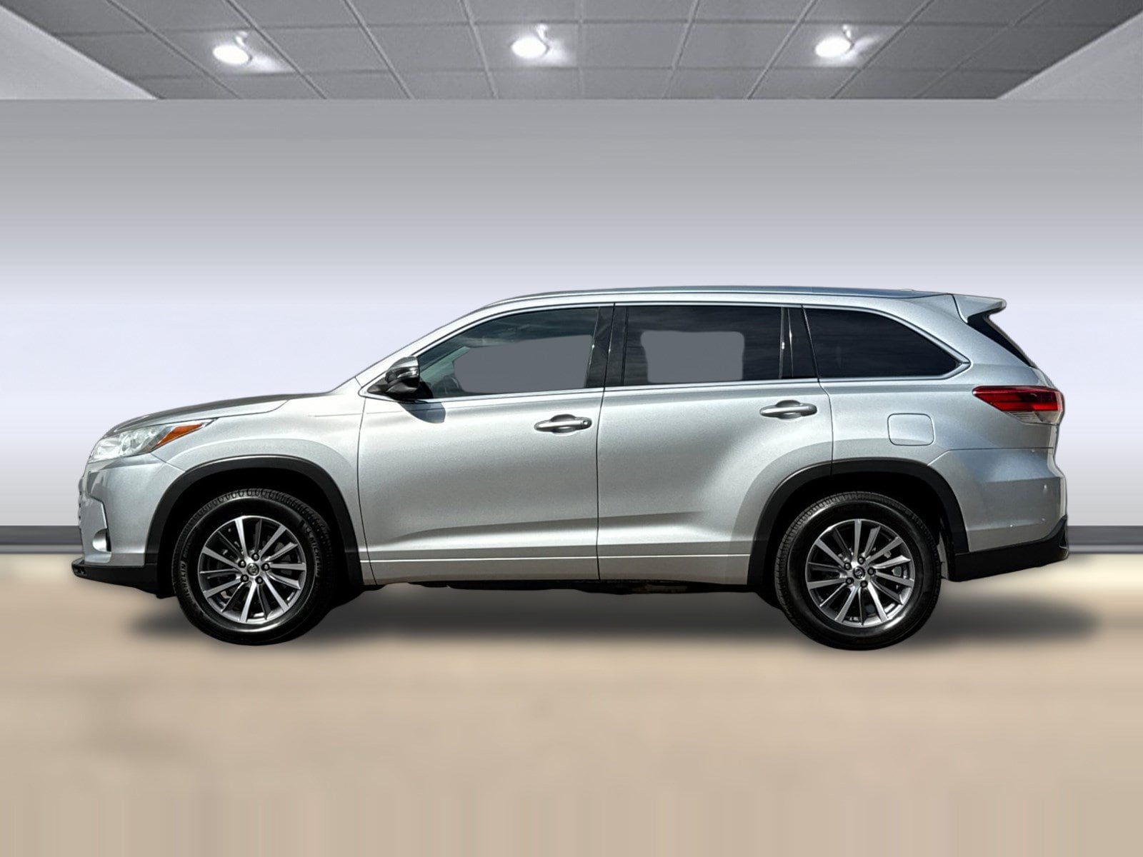 Used 2018 Toyota Highlander XLE with VIN 5TDKZRFH9JS532622 for sale in Poway, CA