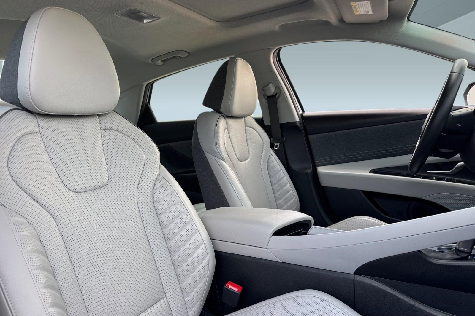 2025 Hyundai Elantra Limited - Photo 32